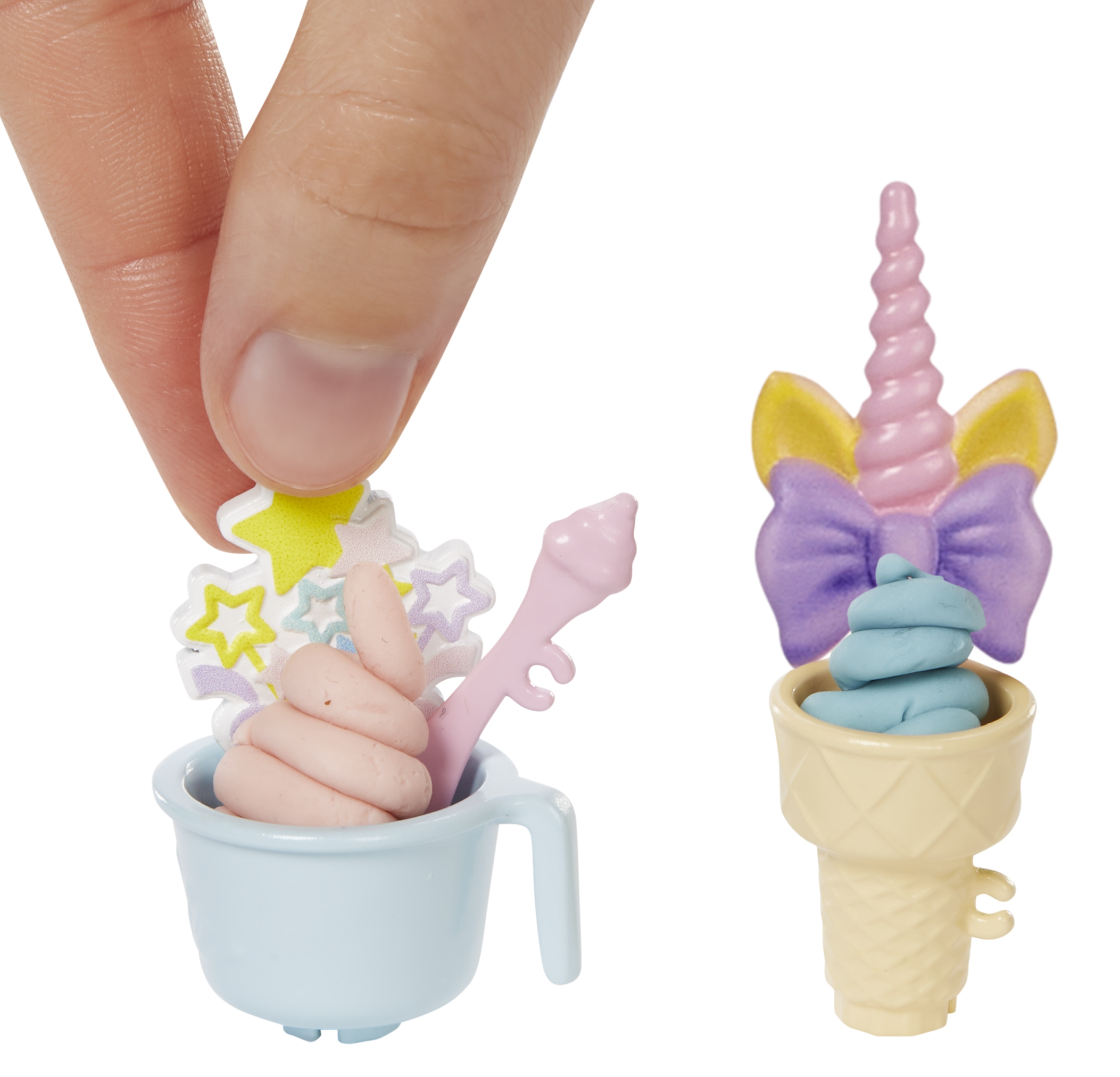 ねんどを入れて、上から押すと、　　　　ソフトクリームが作れる