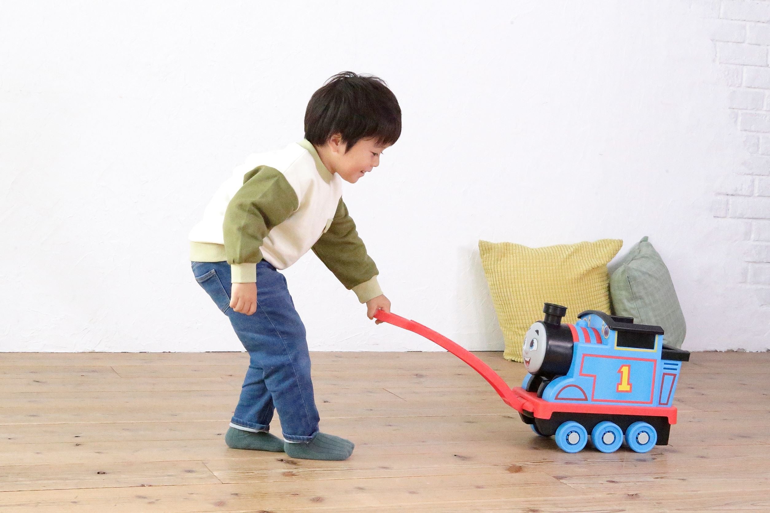 トーマスを引いたり押したりして遊べる！