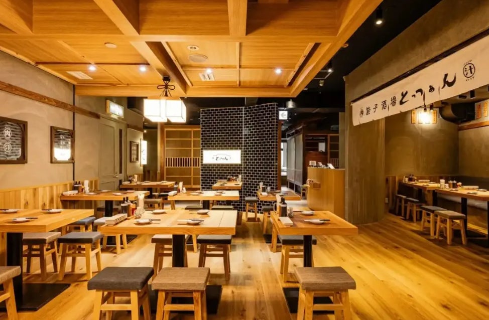 Uber Eats、「お店と同じ価格」が24,000店舗以上に拡大 東京03 角田晃広さんが100人に追いかけられる新CMを公開