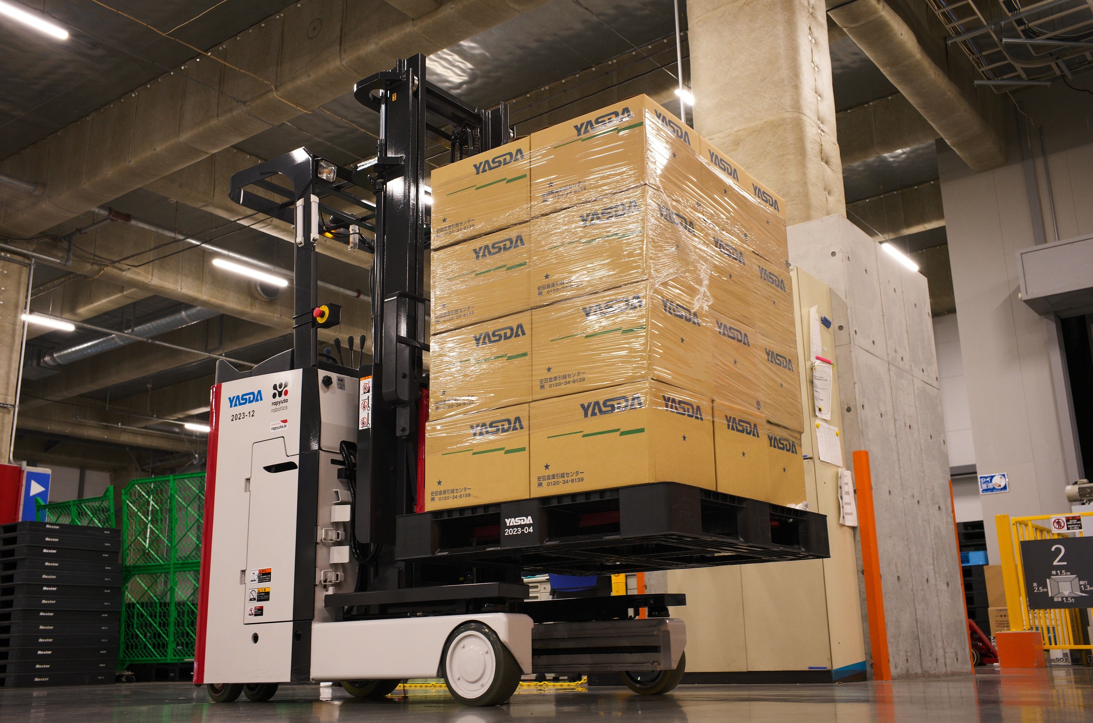写真：貨物を搬送する無人フォークリフト