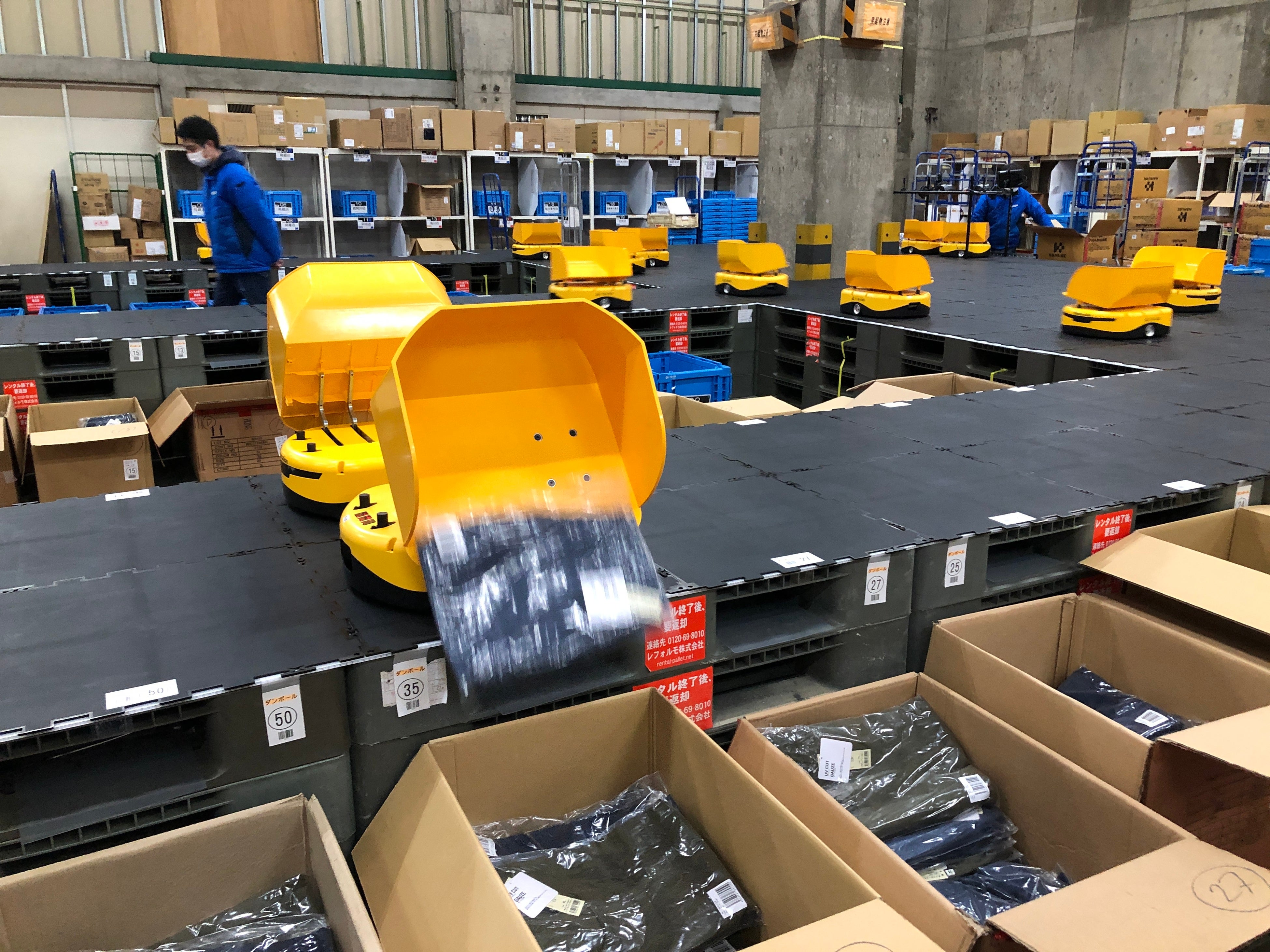 写真：自動仕分けを行う次世代型ロボットソーター