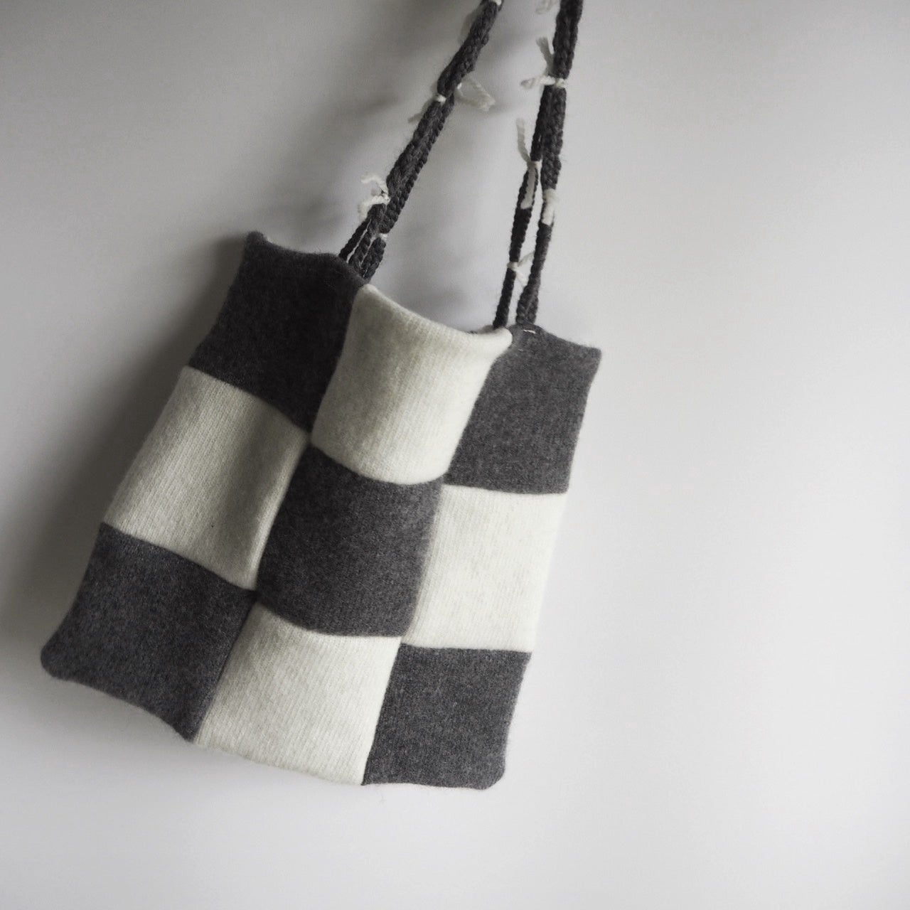 Knit tote bag ¥5,800-(税込) ニットブランド「RYE TENDER」の残布を使ったバッグ。写真のグレーとは別に、ブラック×ホワイト、ピンク×ブルーの３色展開。