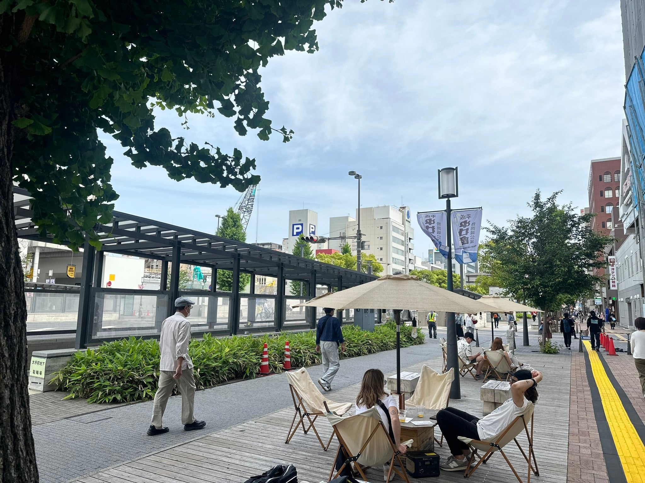 ほこみちを活用して大手前通りにベンチを設置