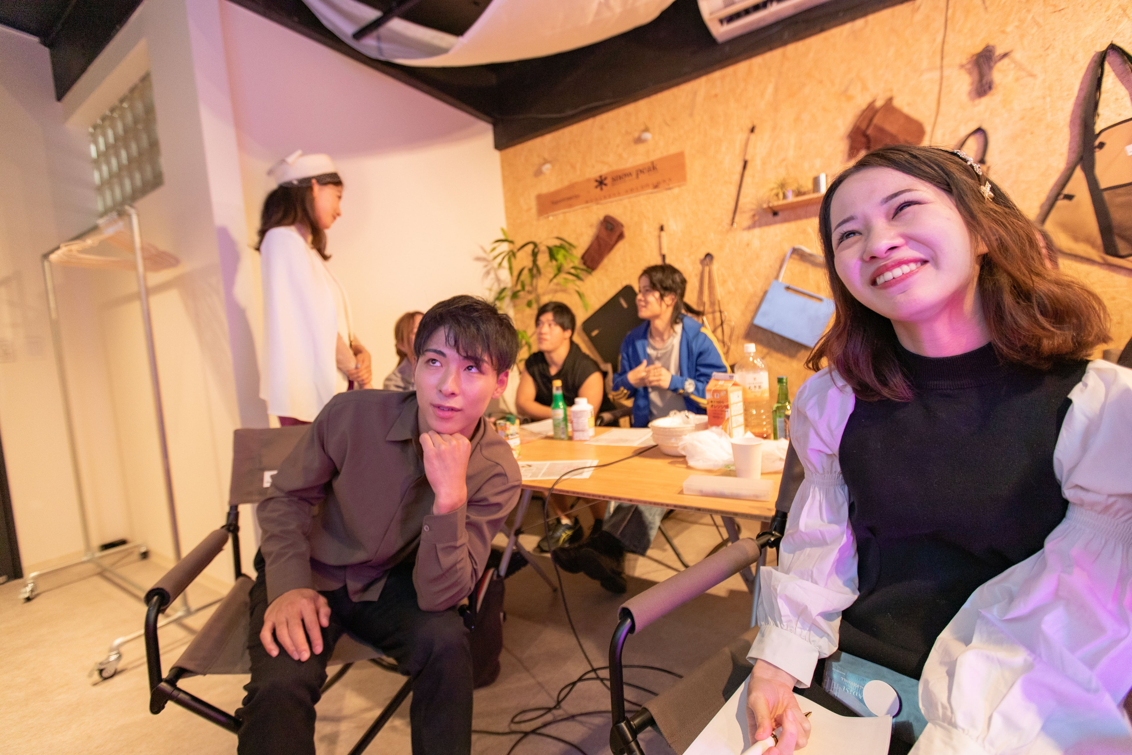 （グループワークに取り組むミスターSFC 2023ファイナリストの伊東竜星さん[左]、代表の菅原京香さん[右]）