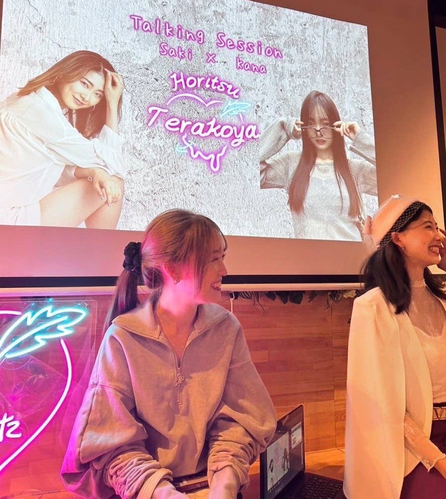 （対談を行うKanaさん[左）]、小倉早貴[右]）