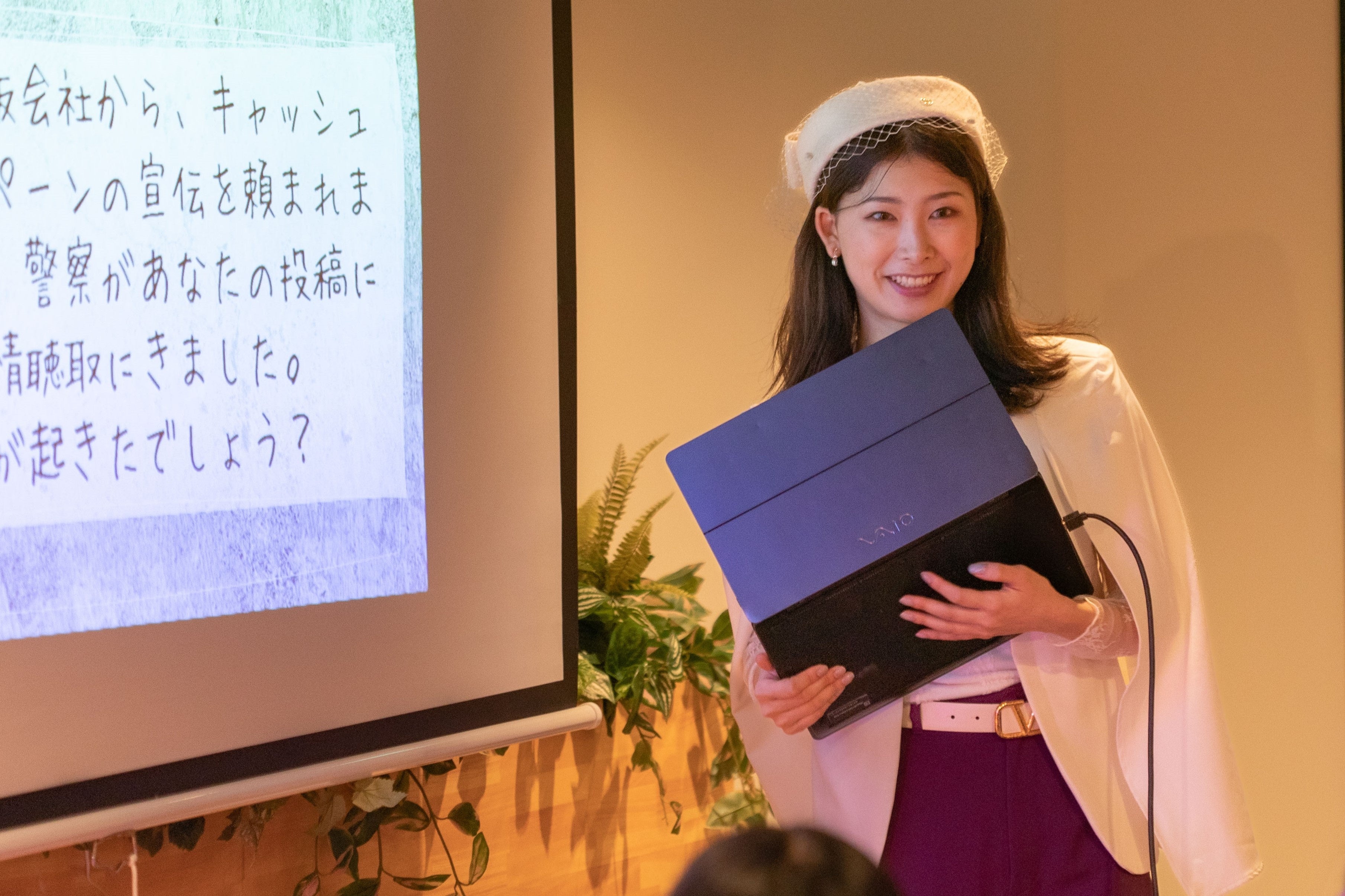 （学生にむけて講演をする行政書士タレント小倉早貴）