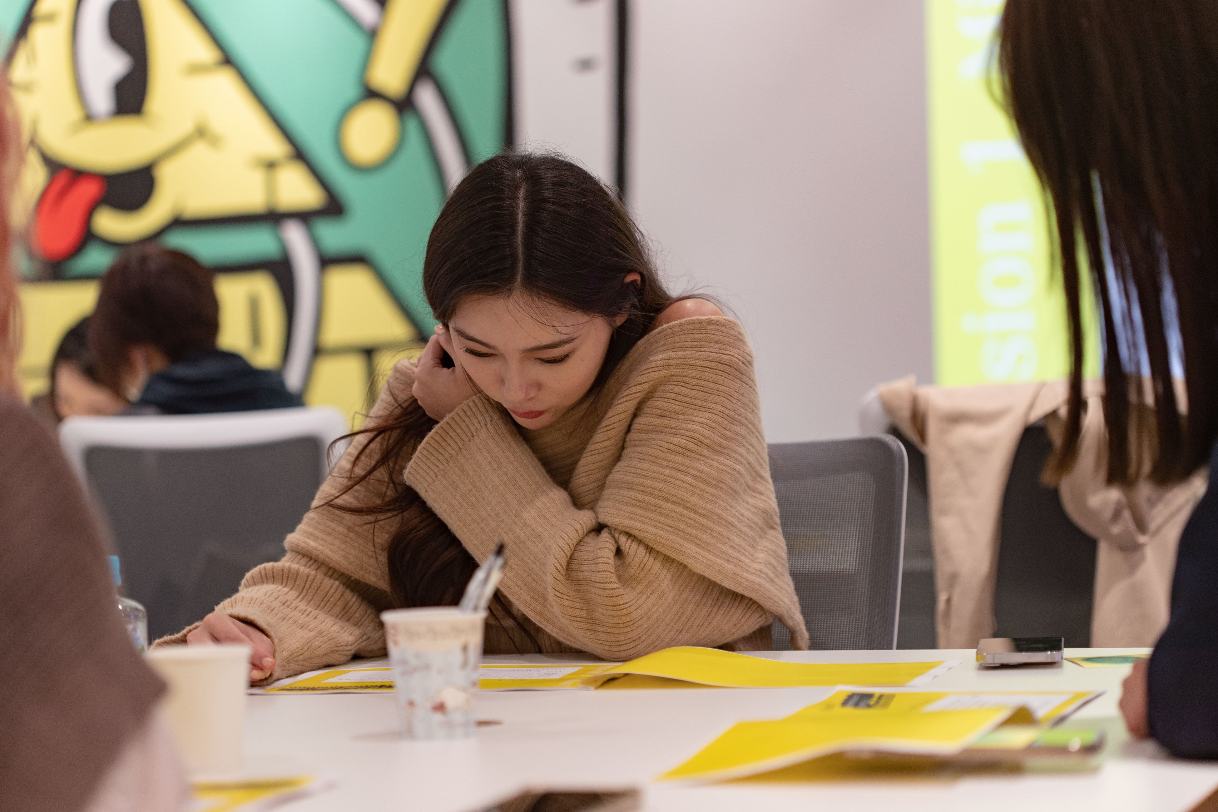 （ミッションに取り組むanriさん）