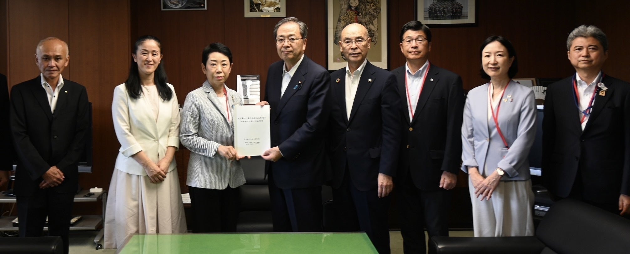 左から　上野 晴彦 江戸川区危機管理部長、山田 加奈子 北区長、  近藤 やよい 足立区長、斉藤 鉄夫 国土交通大臣、青木 克德 葛飾区長、山本 亨  墨田区長、大久保 朋果 江東区長、尾科 善彦 板橋区副区長