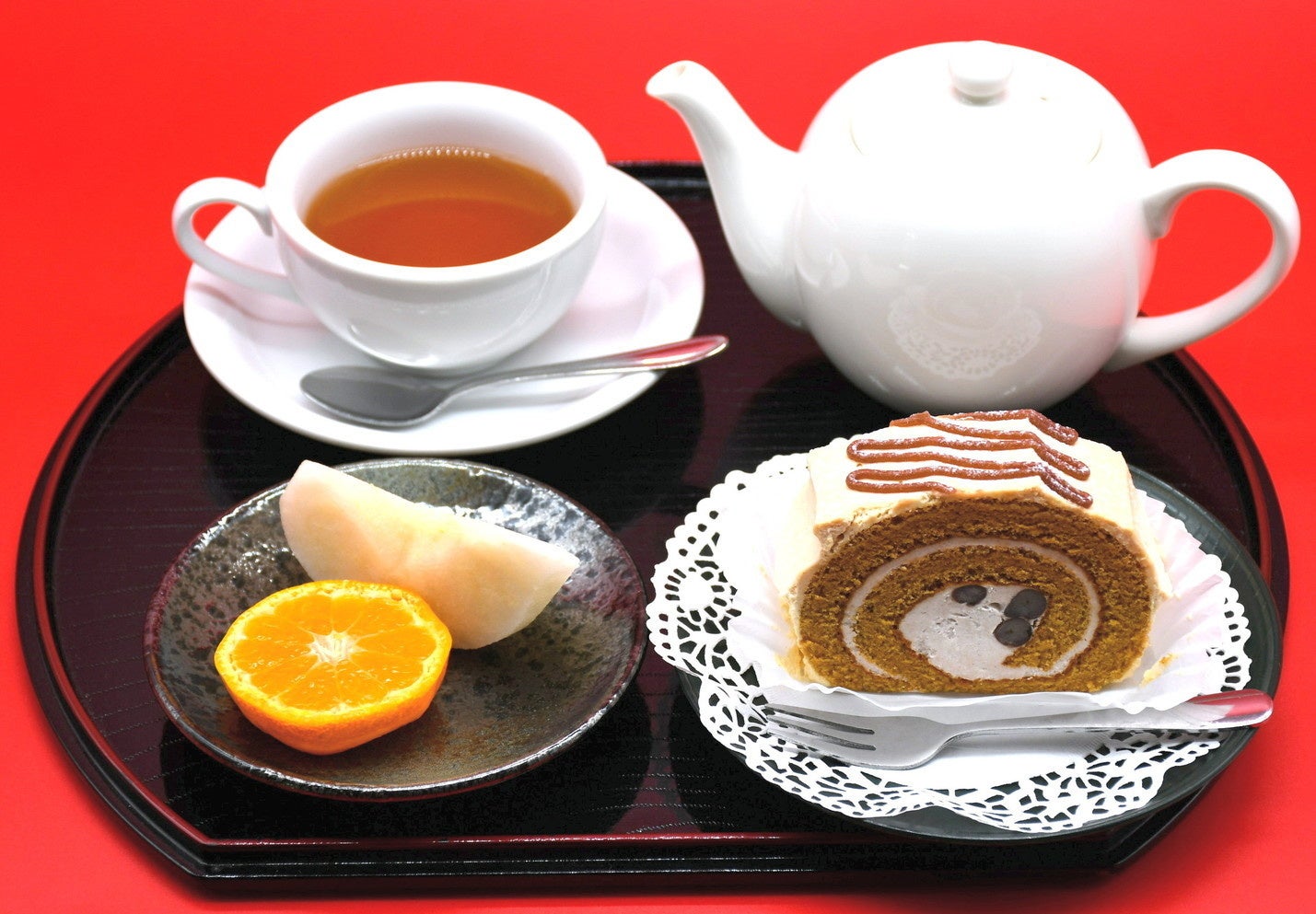 特産フルーツと黒糖ロールケーキのセット 和紅茶とともに(山本亭)