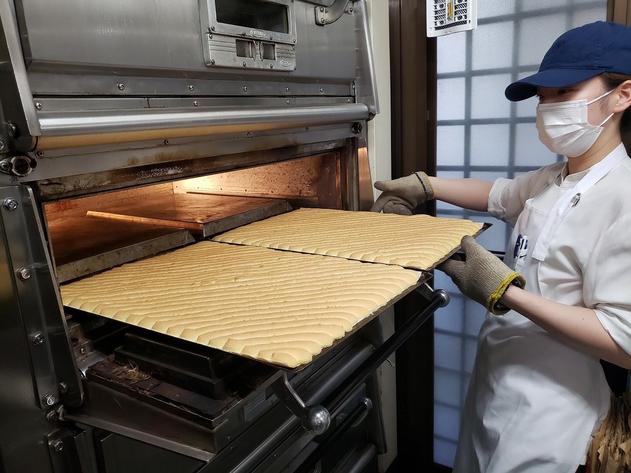 ビスキュイ生地の焼き上げ