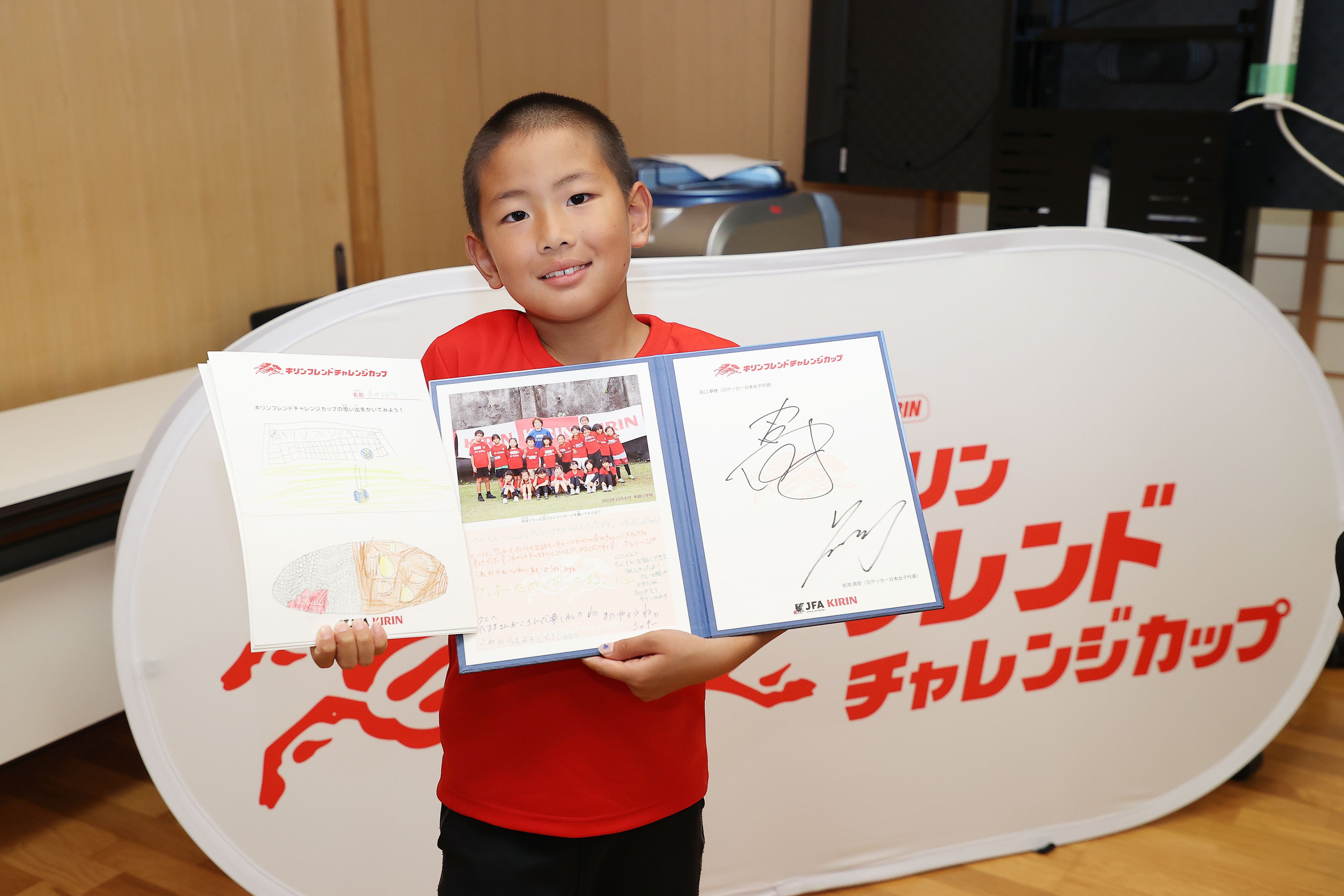 阪口さん、岩渕さん２人のサインに笑顔!