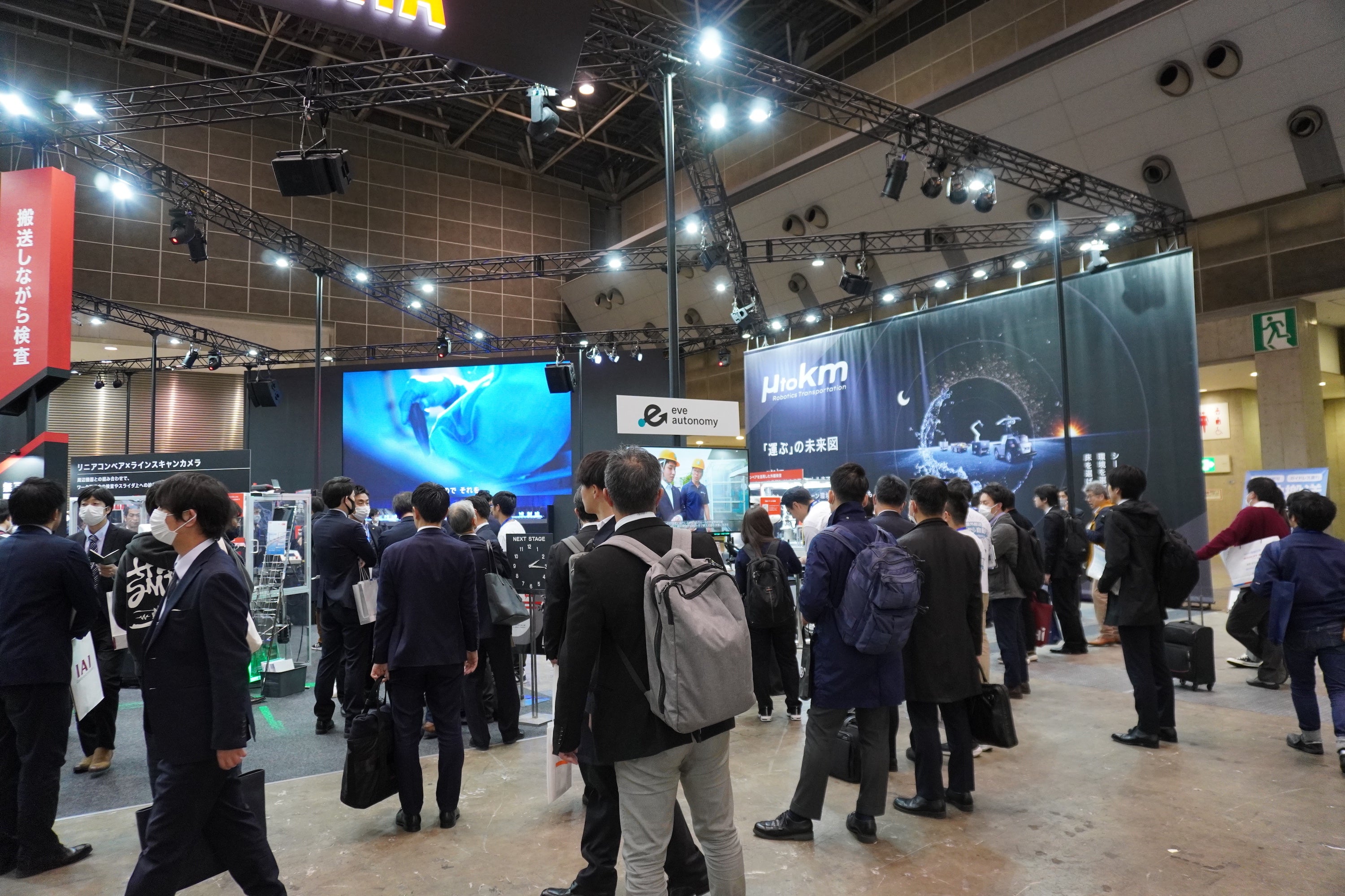 デモ終了後も賑わうブース