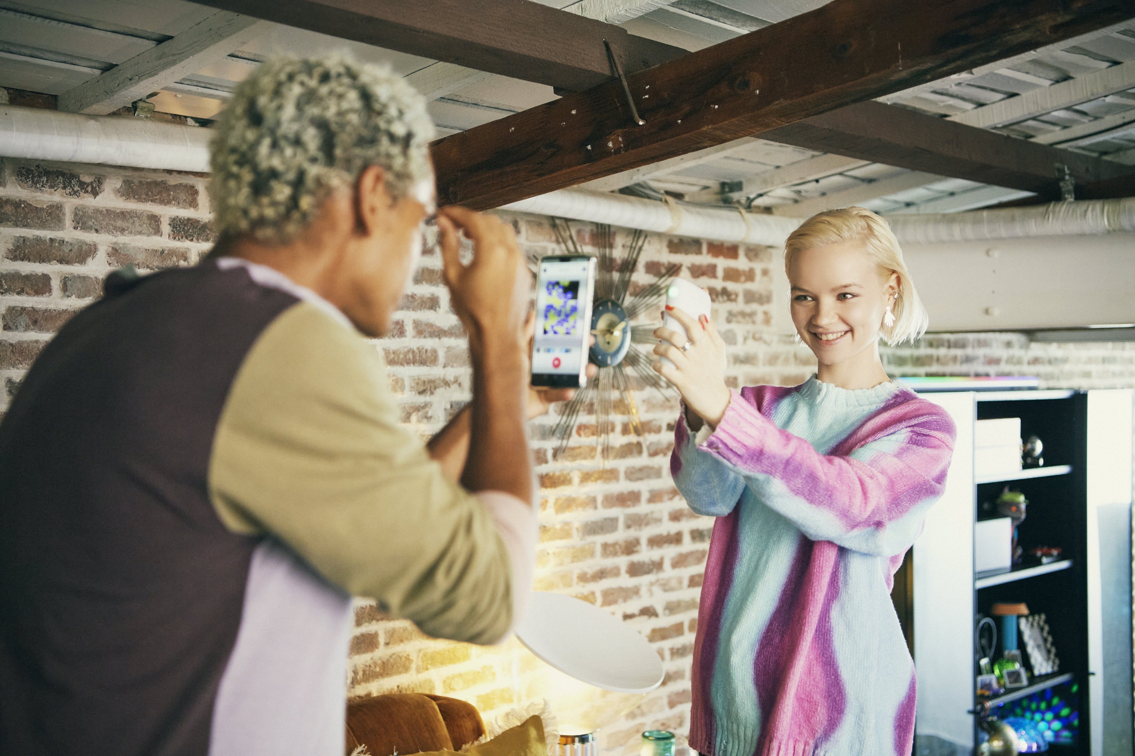 「Link 2」の空間描画機能である「instaxAiR (インスタックス・エア)」（以下「instaxAiR」）を楽しむ様子