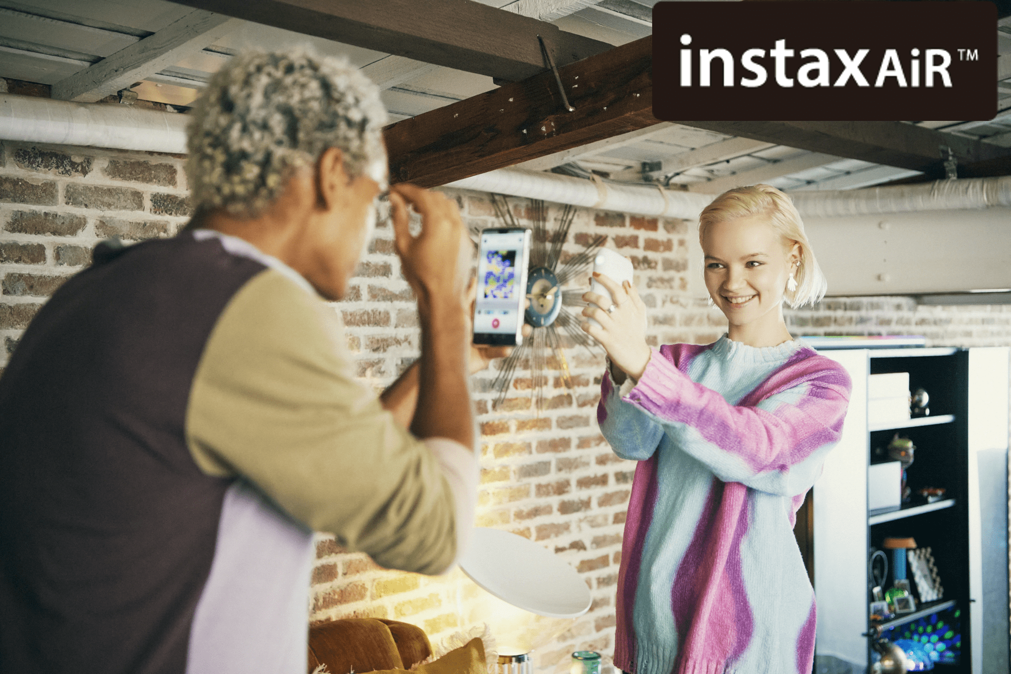 「Link 2」の空間描画機能である「instaxAiR (インスタックス・エア)」（以下「instaxAiR」）を楽しむ様子