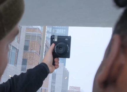 「三脚穴付きボトムグリップ」を装着し、 セルフィーもしやすく