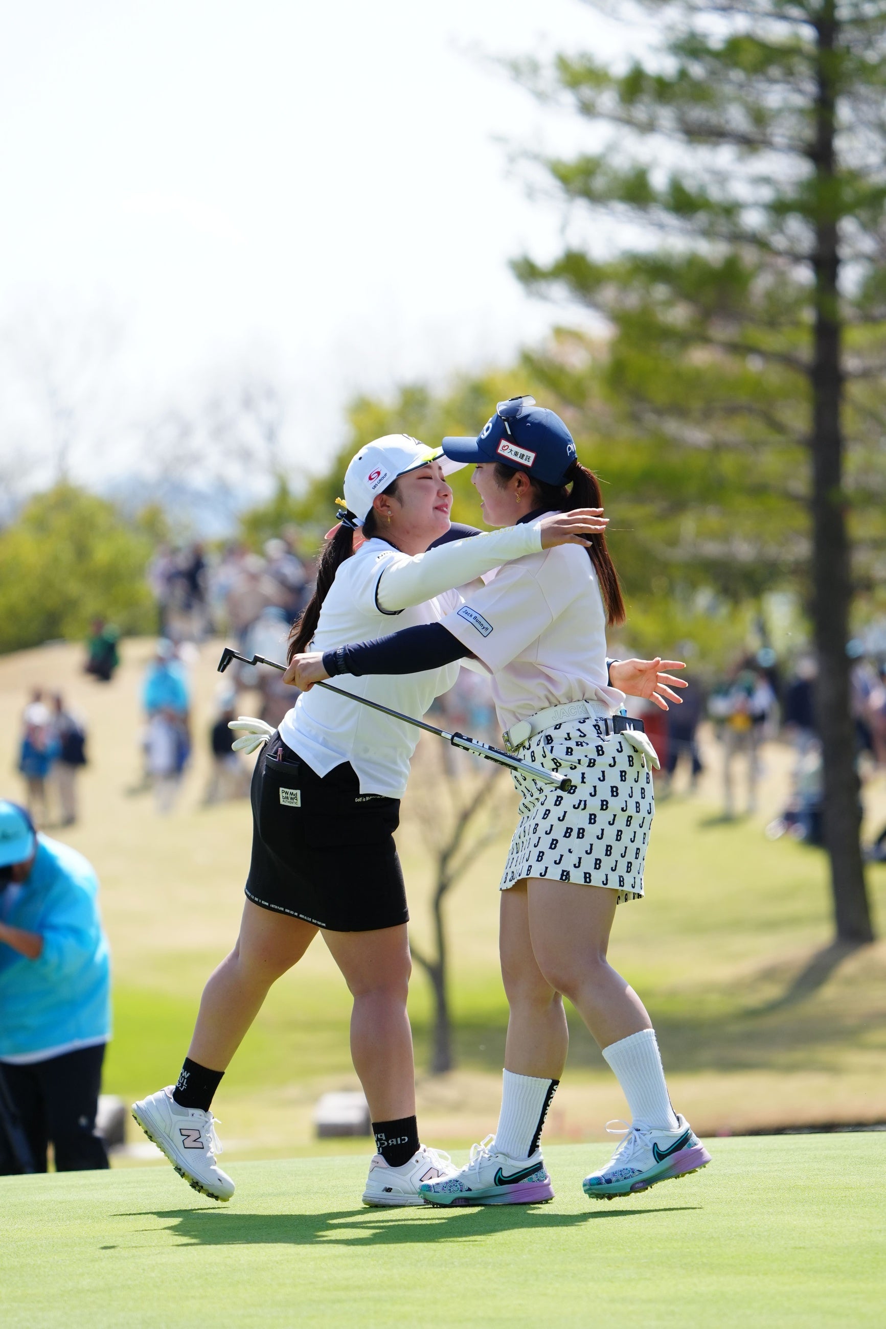 18Hグリーン上にて、お互いを称えあう　 阿部未悠選手と佐久間朱莉選手 ©岡沢裕行