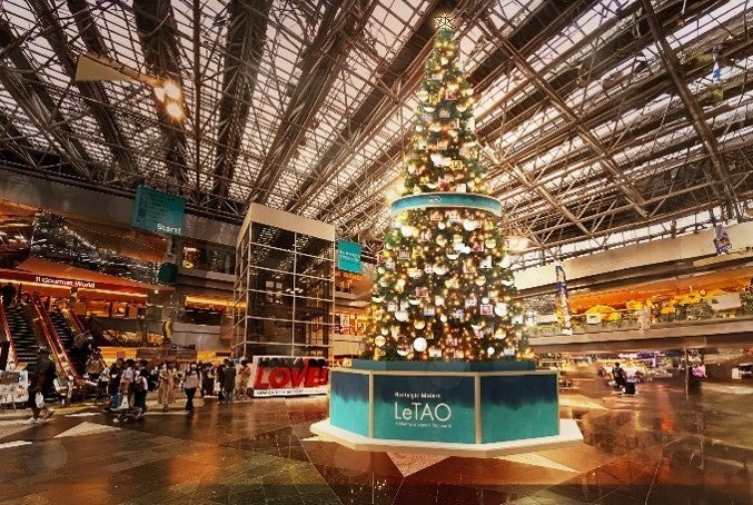 【小樽洋菓子舗ルタオ】新千歳空港にルタオの商品パッケージが彩る高さ9mのクリスマス・イルミネーションツリーが登場！