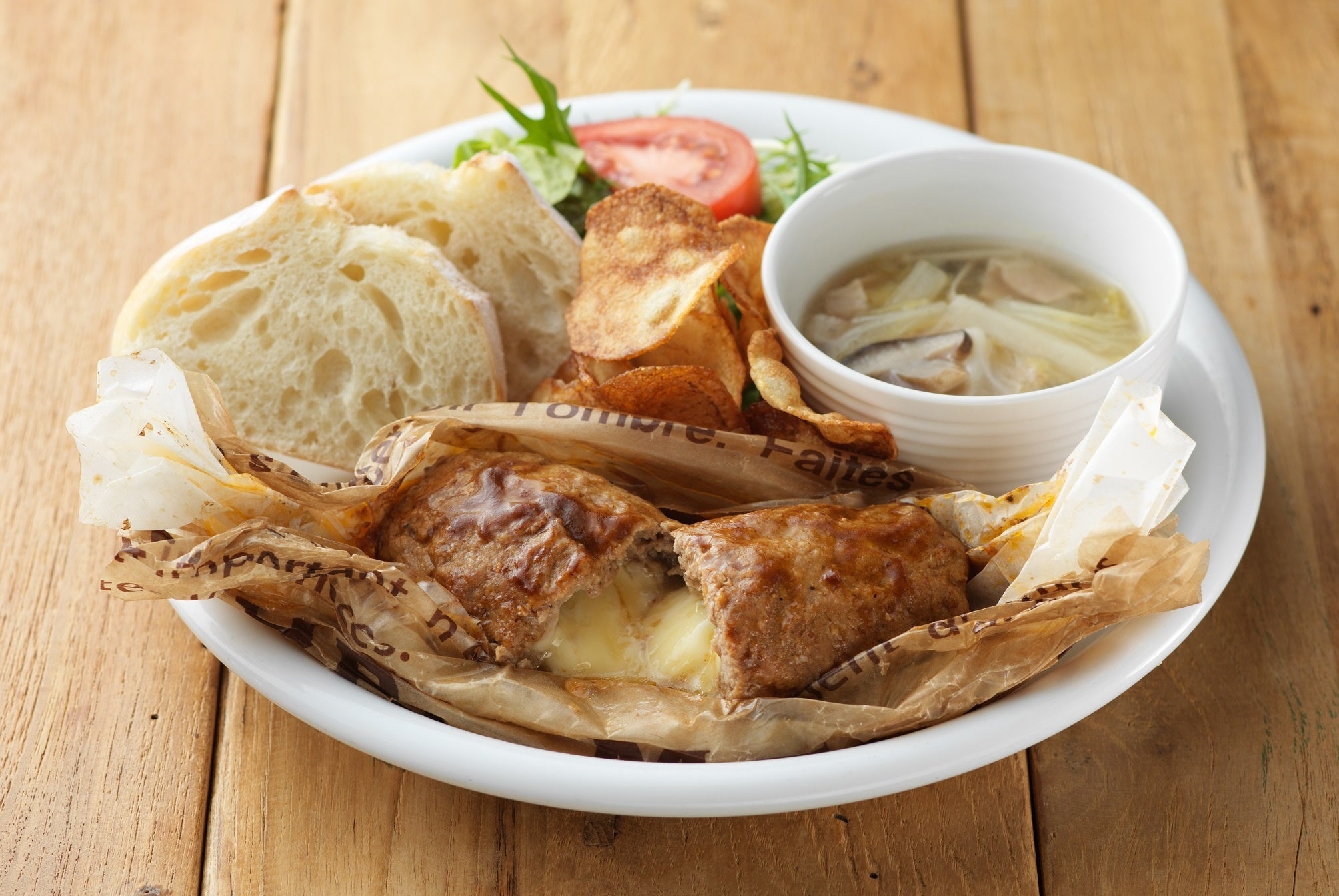 復刻メニュー　チーズとろける包み焼きハンバーグ