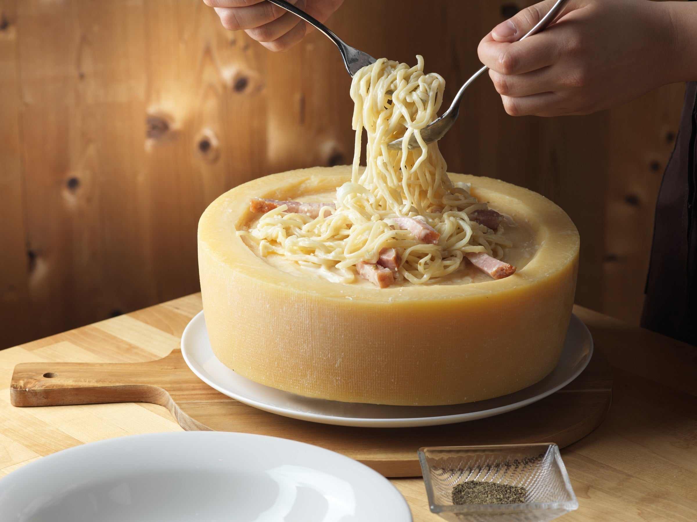 目の前で仕上げるホールチーズのクリーム生パスタ