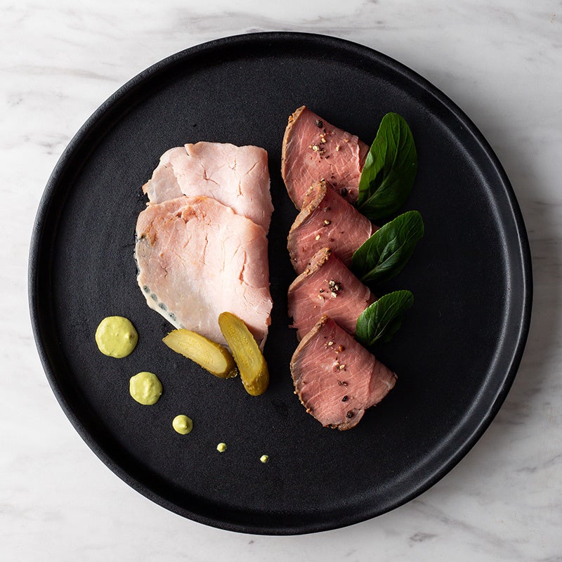 北海道産豚肉のロースハム、十勝豊西牛の熟成黒にんにくローストビーフ