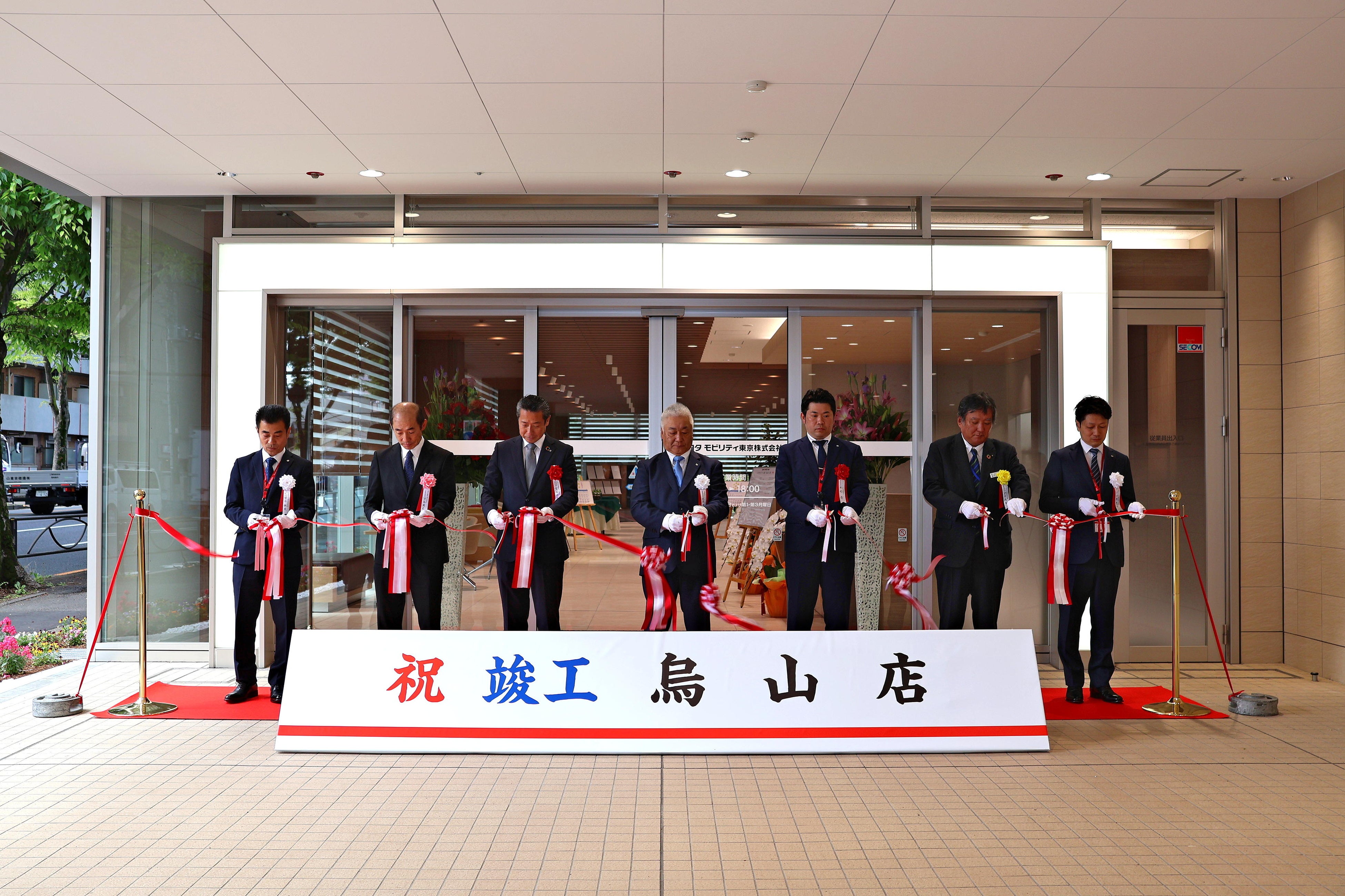 烏山店 テープカットの様子