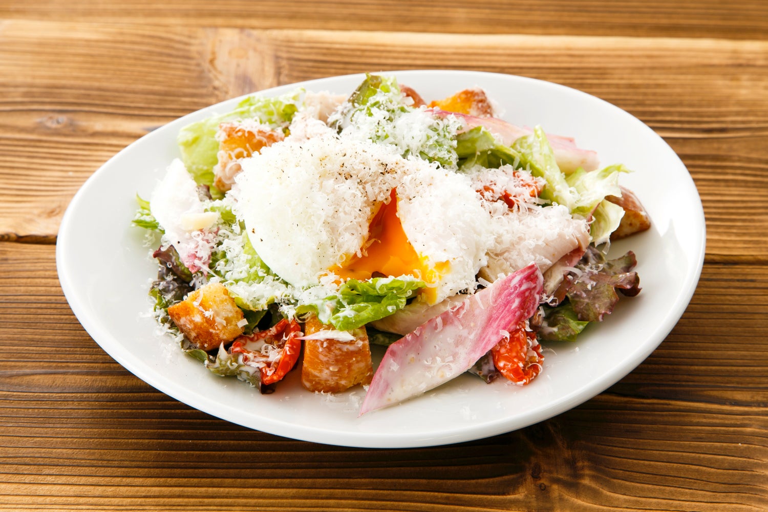 女性におすすめ♪ 【親子シーザーサラダ（鳥ムネ肉・ポーチドエッグ）】659円 （税込725円）