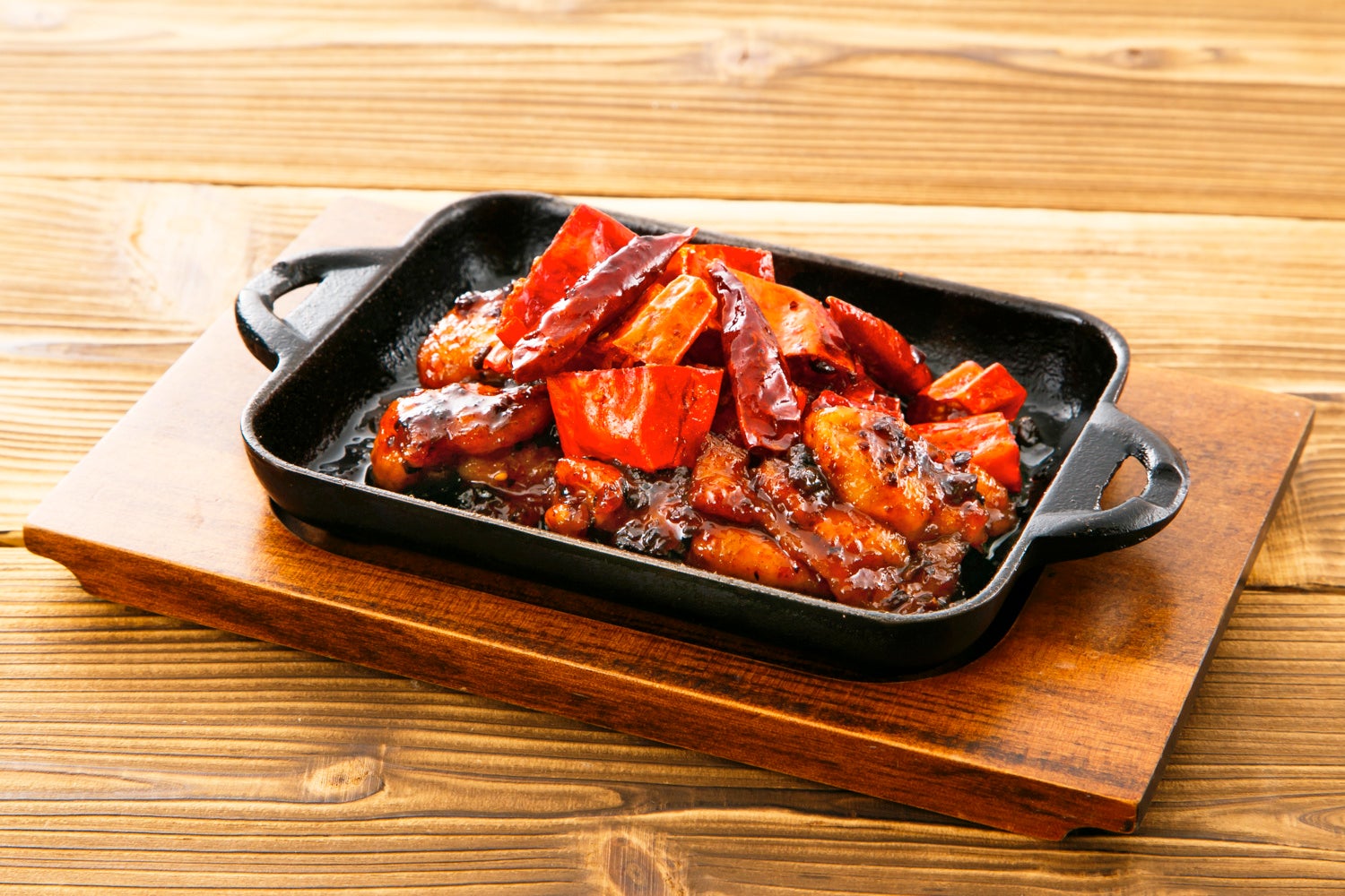 ☆おすすめ☆ お酒がススム！【鶏の辛味ラー油炒め】589円 （税込648円）