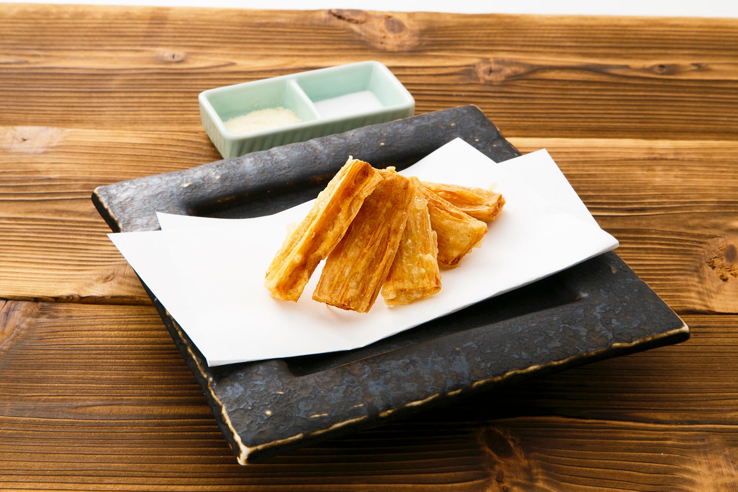 変わり種！引き上げた湯葉を薄い皮で揚げた【湯葉せんべい】499円（税込549円）