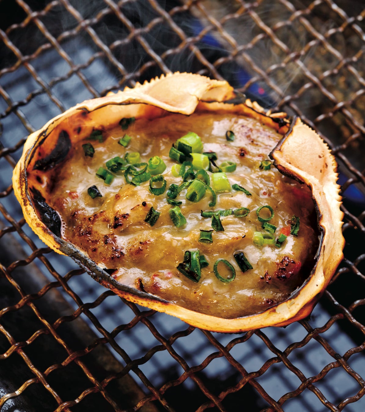 磯丸名物!秘伝の味「蟹味噌甲羅焼」539円(税込593円)