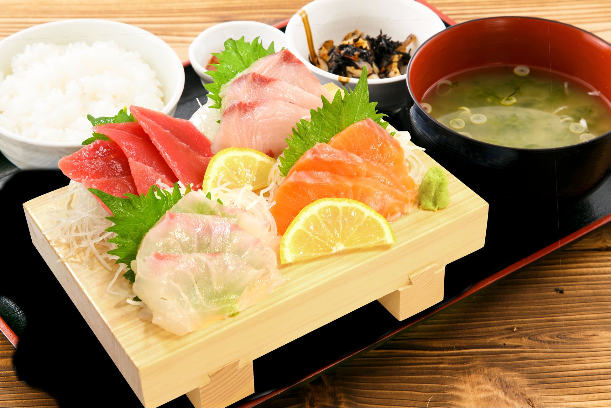 大人気!「刺身4種盛り定食」 1,099円(税込 1,209円)