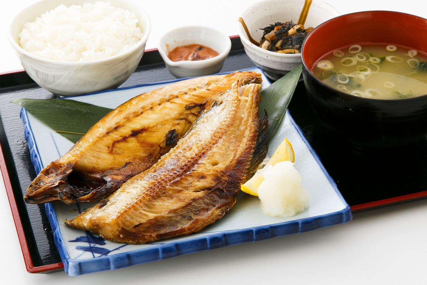 ボリューム満点!「大サバとホッケのハーフ&ハーフ定食 」989円(税込1,088円)