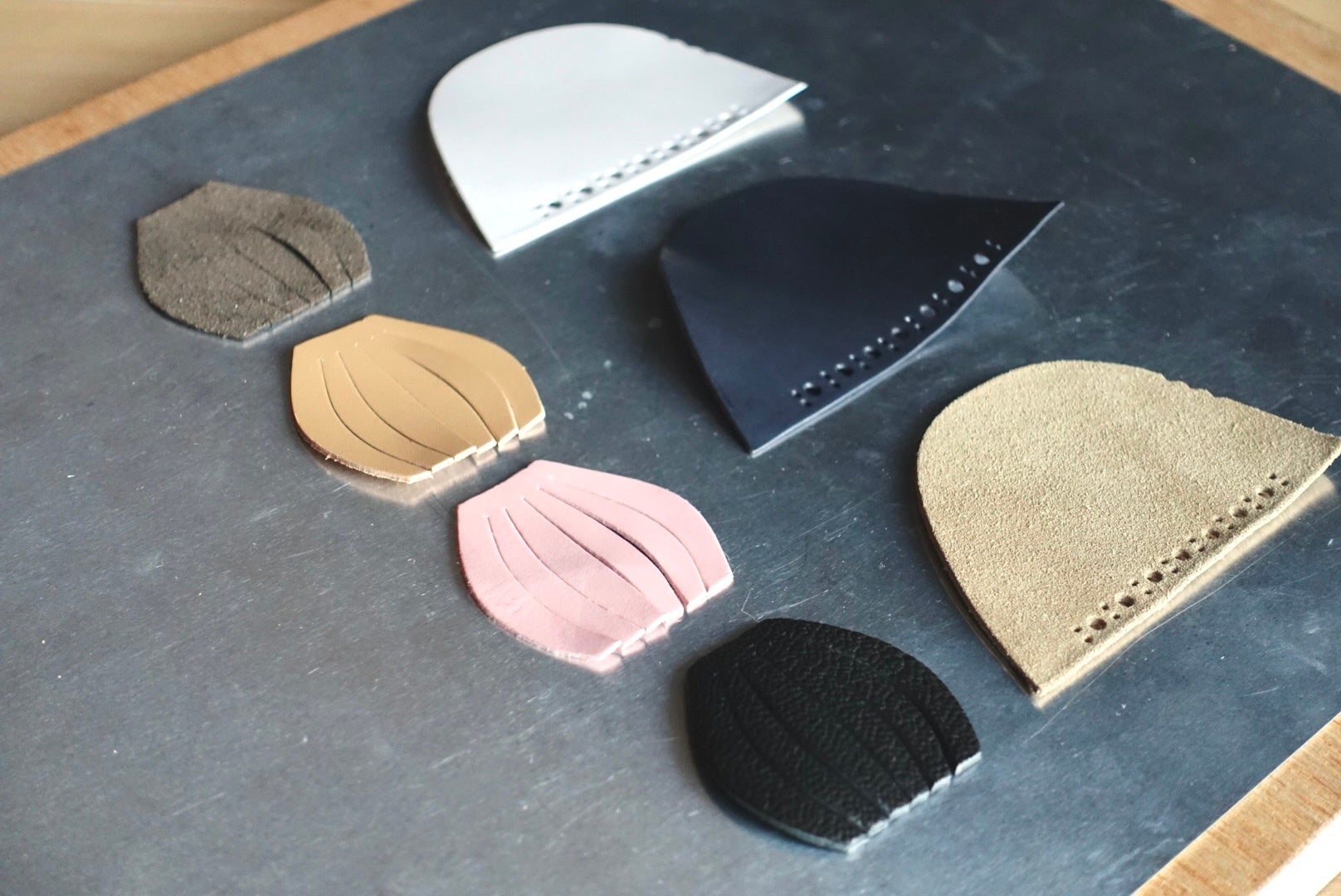 通常のblackカラーに加え、限定7種類のレザー素材から選択可能　pink／camel／ice gray／navy／suede beige／suede gray／shrink black