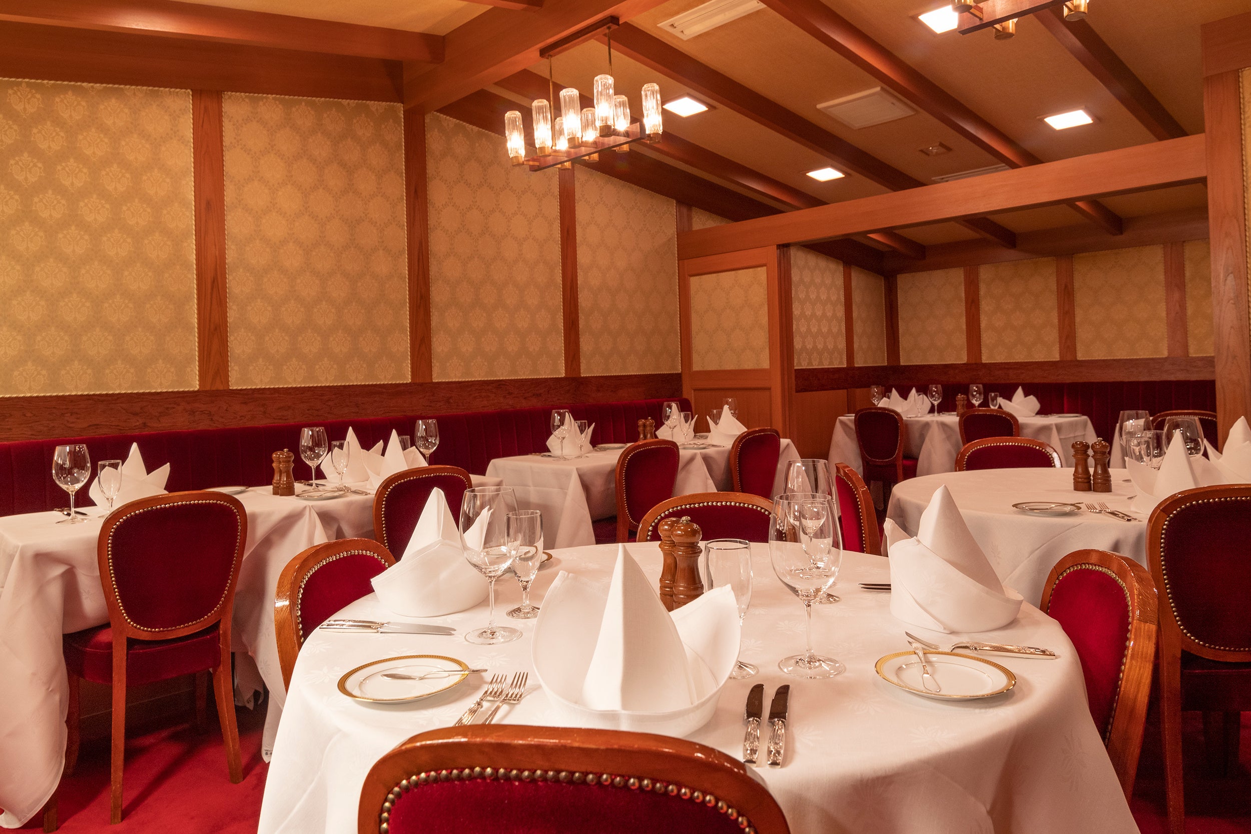 「新橋田村町 麤皮」内観