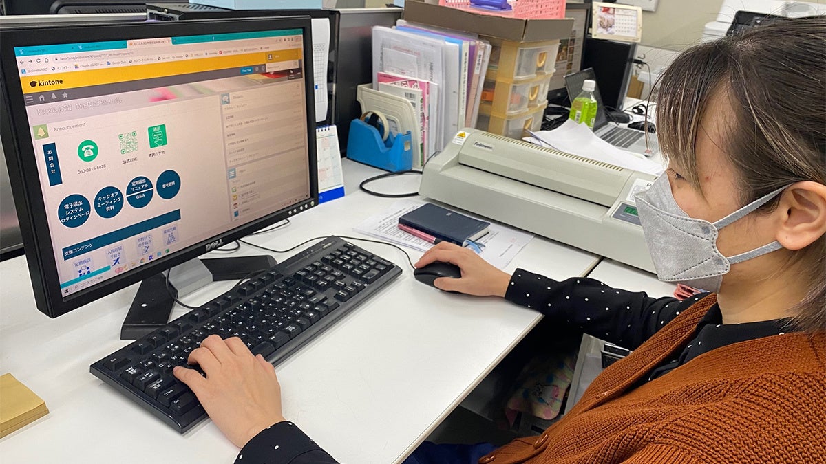 トライアル事業でリズム食品がシステムを利用している様子