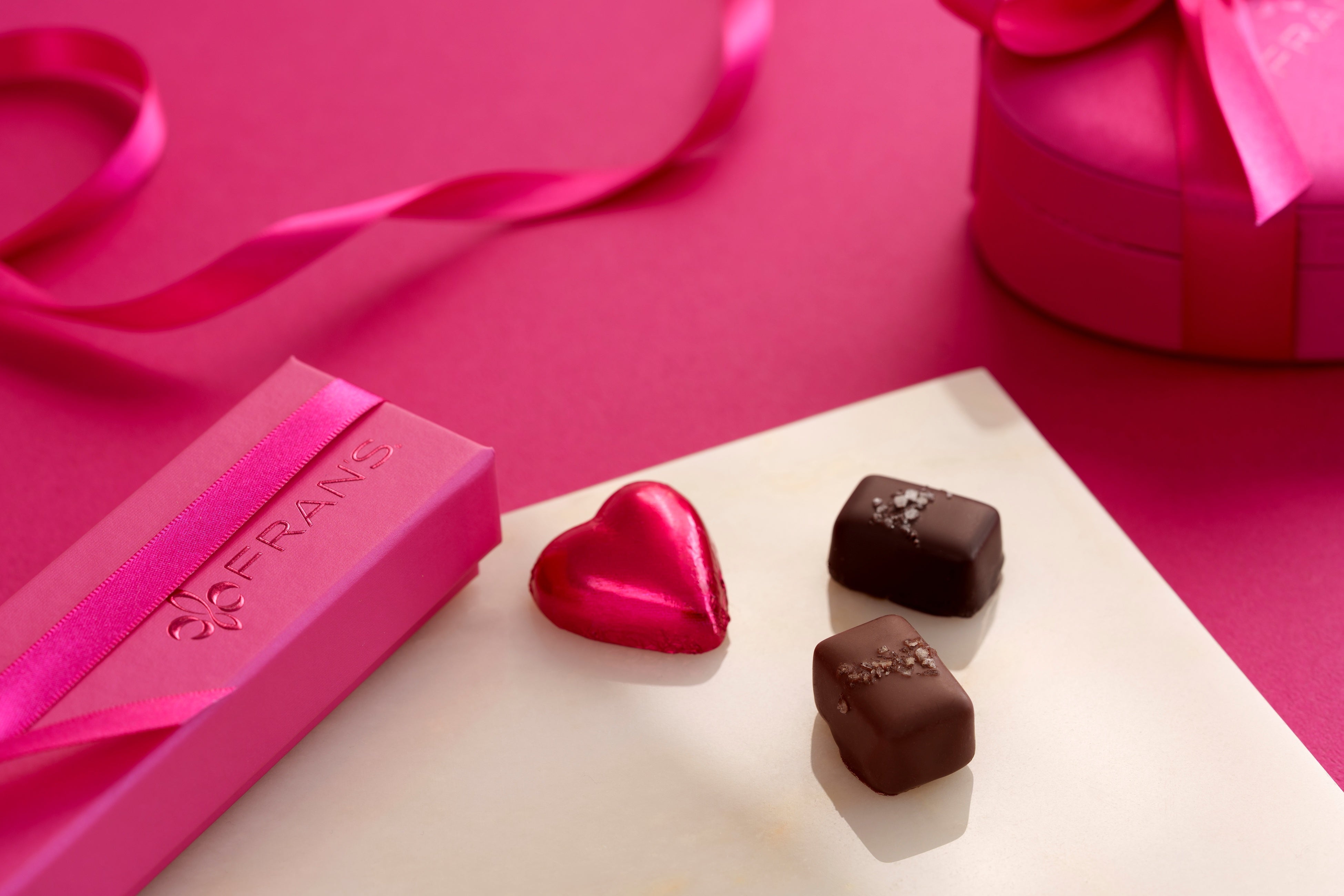 シアトルのショコラトリー＜フランズチョコレート＞では、日ごろの想いを華やかな装いで贈る「2027バレンタインコレクション」を翌年1月より販売開始。旗艦店限定の味わいが全国の百貨店催事に登場します。