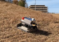 傾斜を走行しながら草を刈る様子