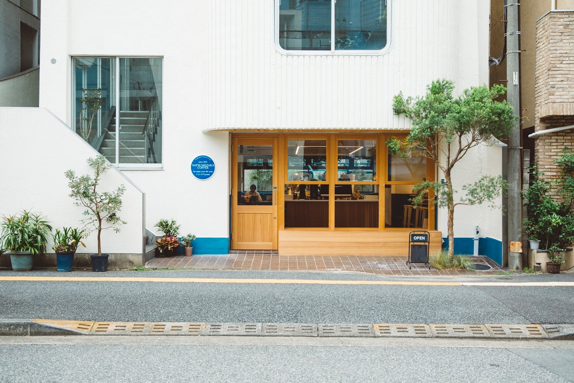 夏目漱石生誕の地にある「夏目坂」に由来します。