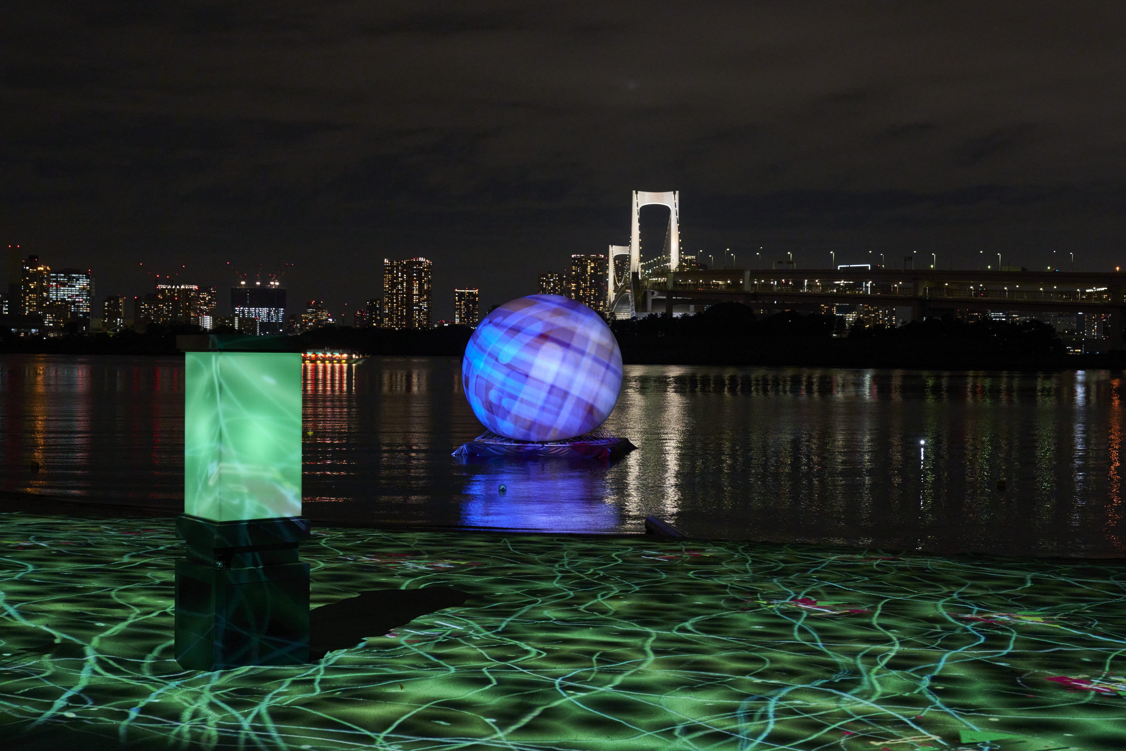 プロジェクションマッピングにあわせて変化する月