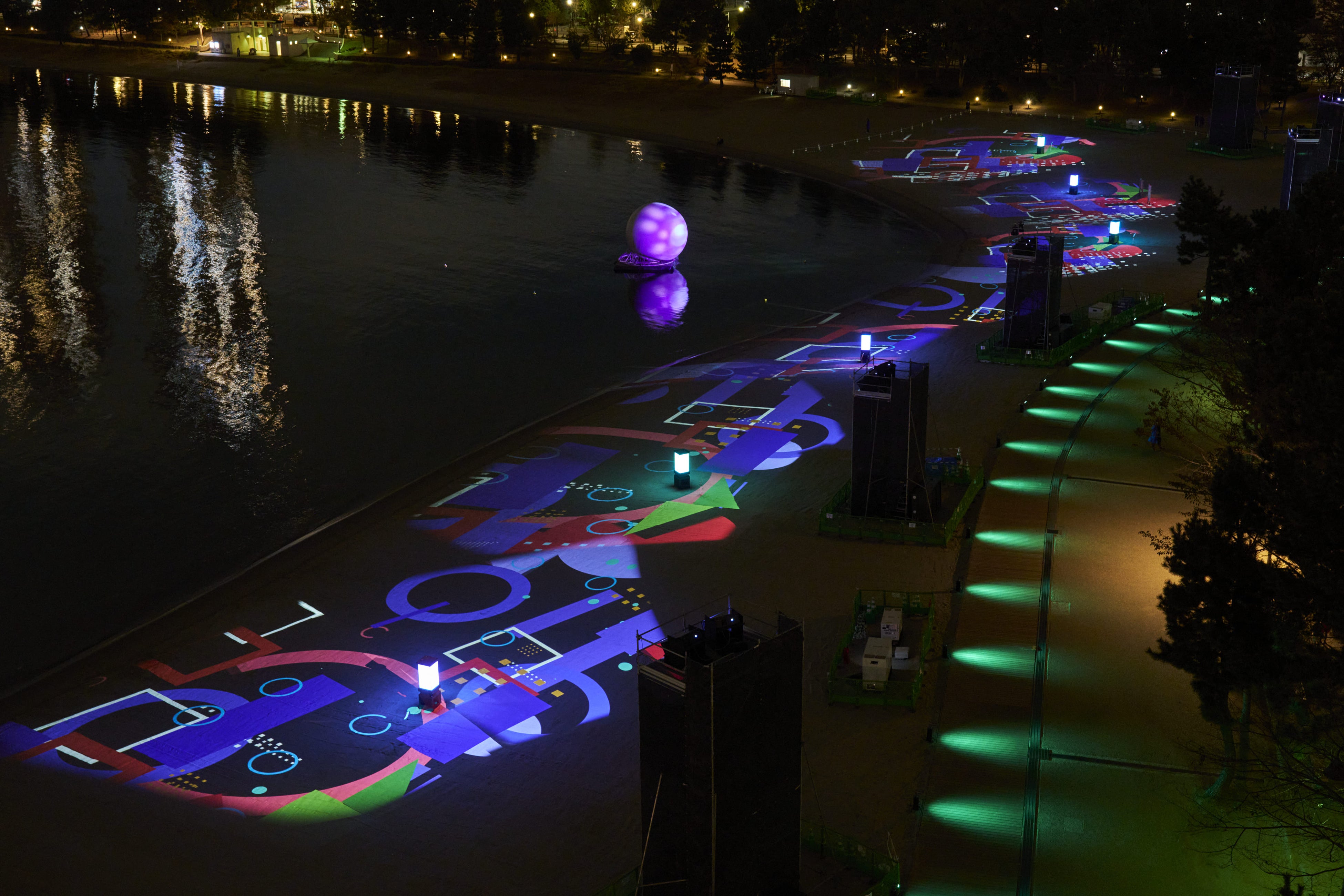 光と音に彩られた砂浜へと誘う、光の道しるべ