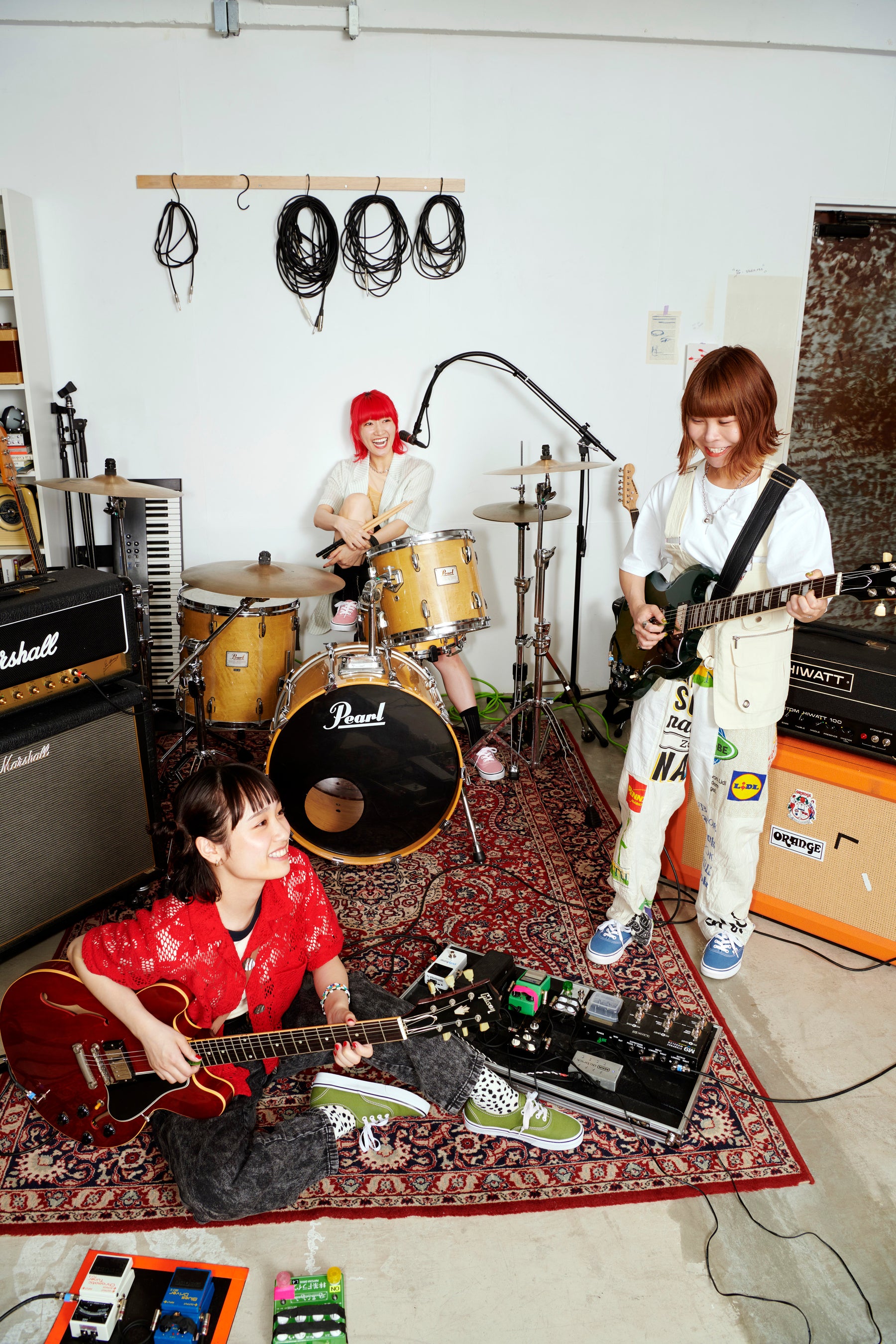 AUTHENTIC VANSブランドを象徴するシューズの新色登場 3人組