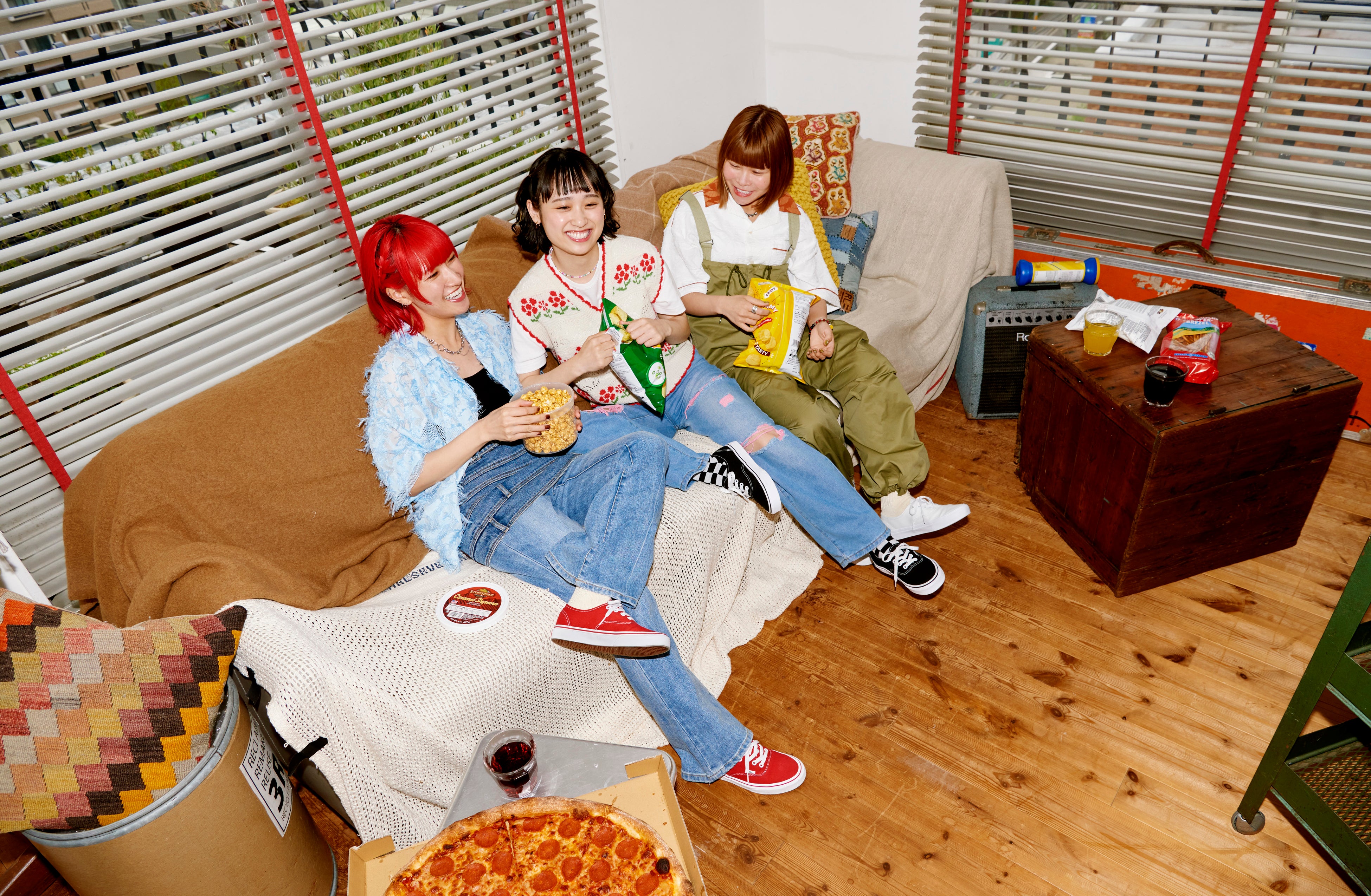 AUTHENTIC VANSブランドを象徴するシューズの新色登場 3人組