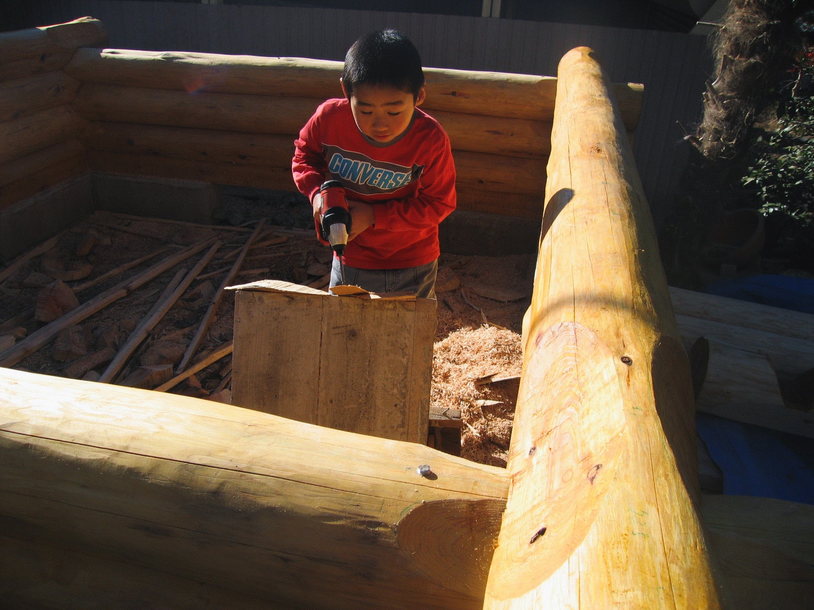 正確には一緒に作ったわけではなく、私は色々なところにドリルで穴を開けていただけでしたが。。