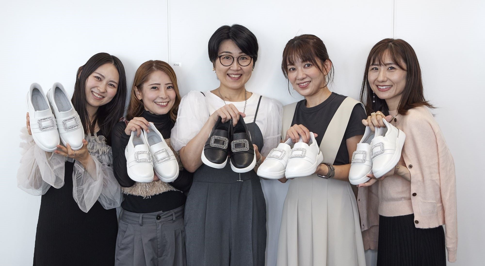 株式会社チヨダの「スパットシューズ」と「サンキュ!」アンバサダーによるコラボスニーカー第1弾が、10月25日(金)より公式オンラインショップ「kutsu.com」にて先行発売開始!