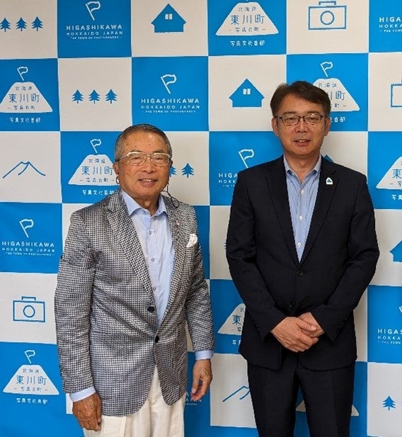 写真左より、千本倖生、菊地　伸（東川町にて）