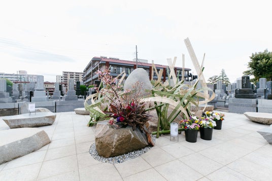 1200年の由来がある證大寺×草月流 イサム・ノグチの右腕 和泉正敏氏の作品 いけばな草月流が巨大な供花を提供 1200年の由来がある證大寺×草月流 イサム・ノグチの右腕 和泉正敏氏の作品 いけばな草月流が巨大な供花を提供