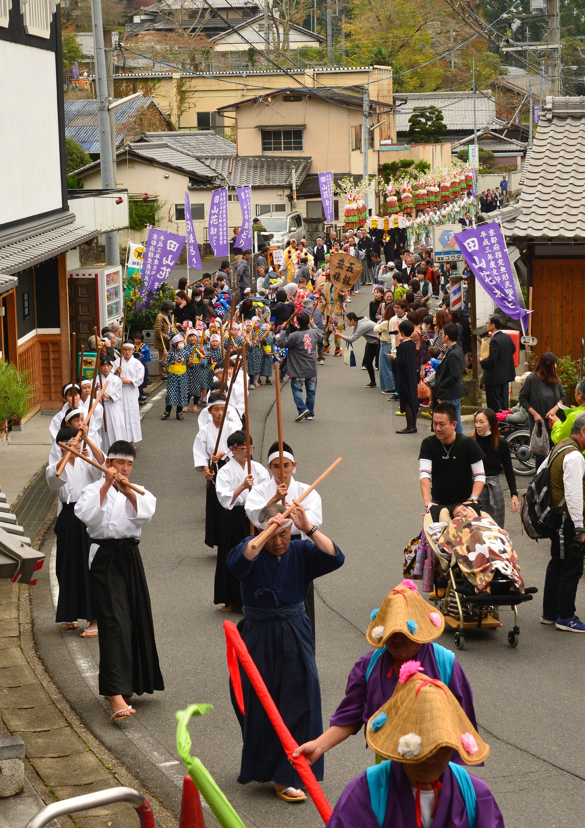 神社へ向かう「いりは行列」では様々な役者が勢揃いする