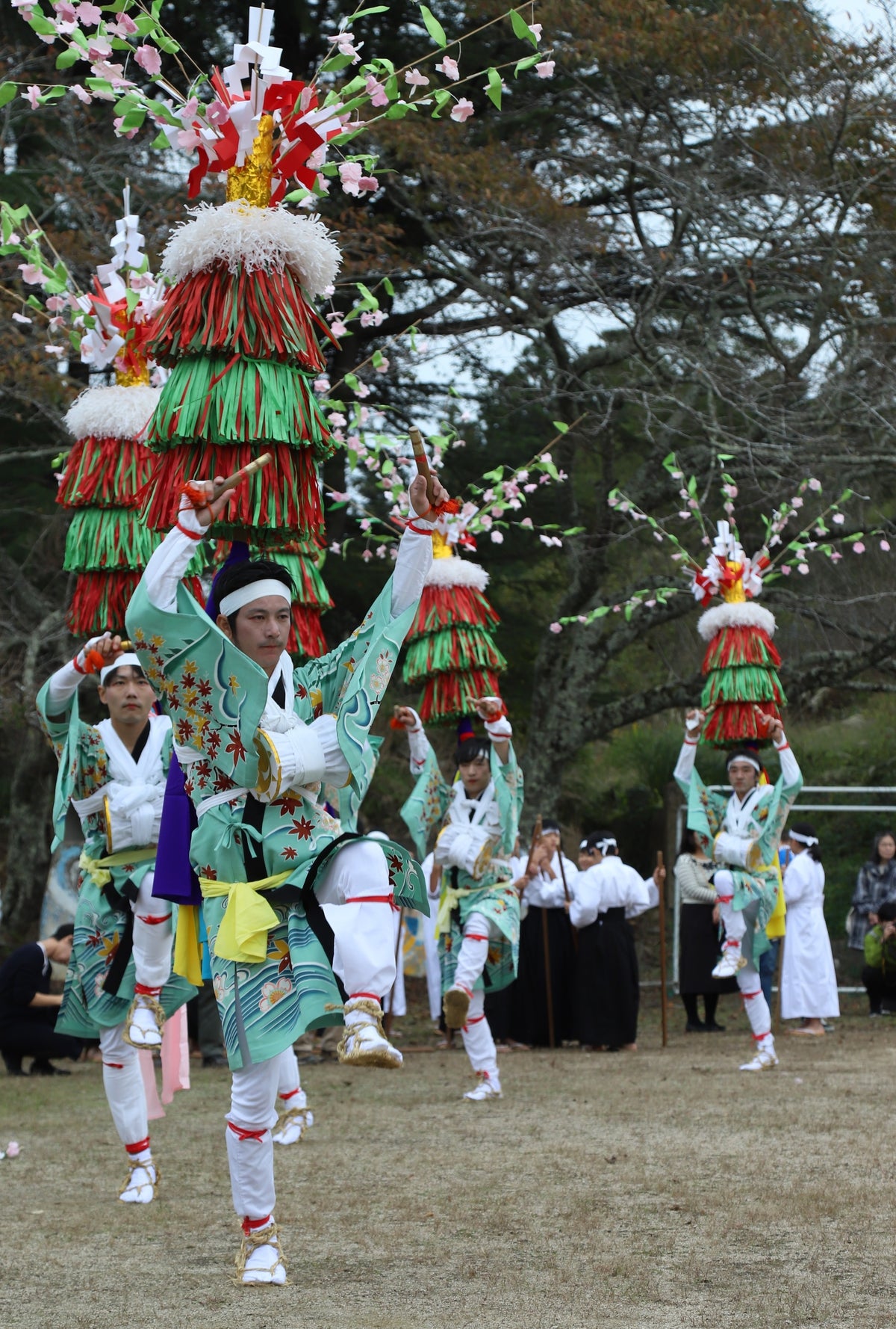 華やかな衣装で華麗に力強く舞う「中踊り」
