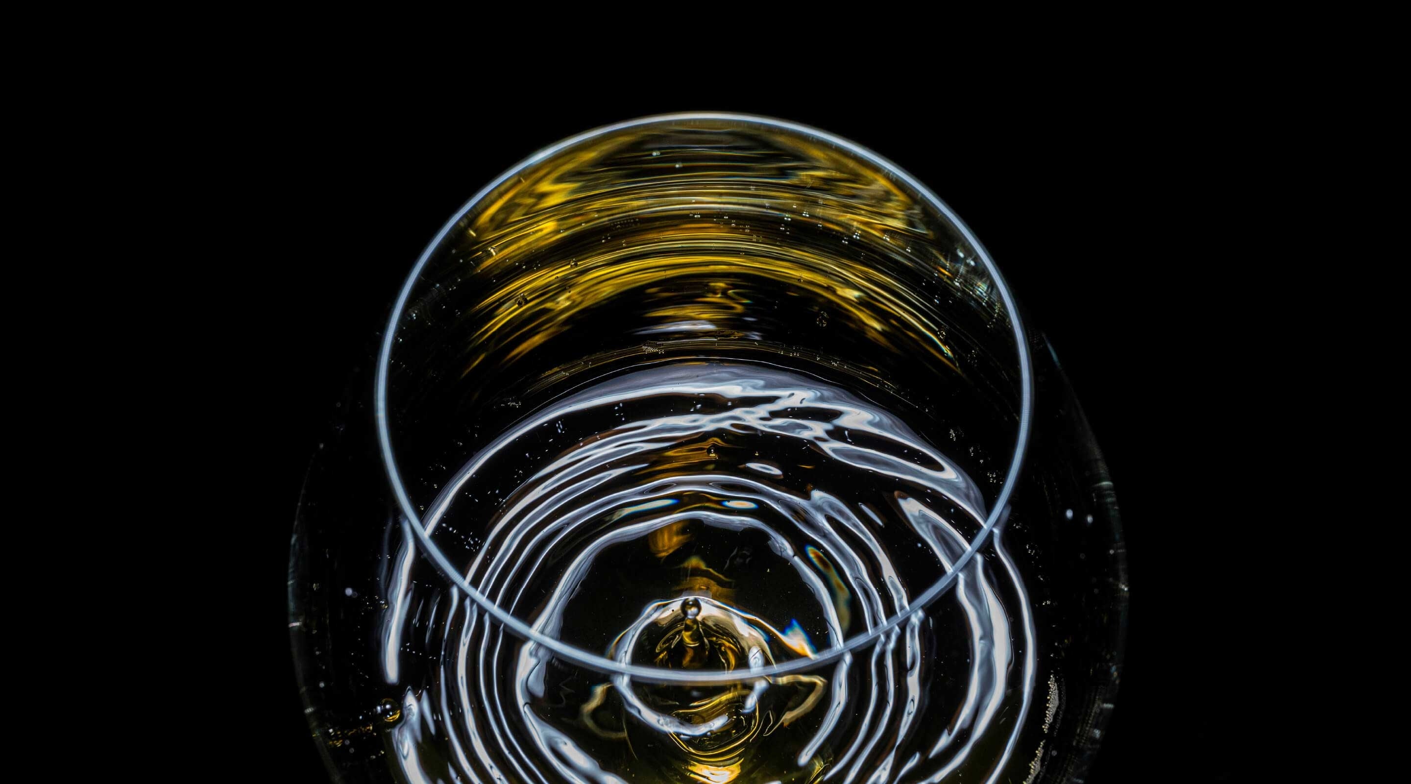 最初に安定した酒質を造り、10年の温度管理を綿密に行い、水圧や振動による味の変化なども科学的に分析