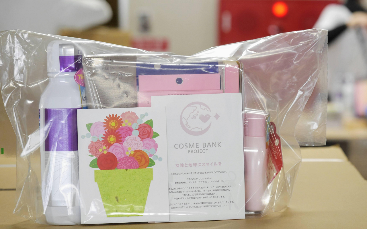 グリーティングカードを添えた「母の日」向けギフトパッケージ