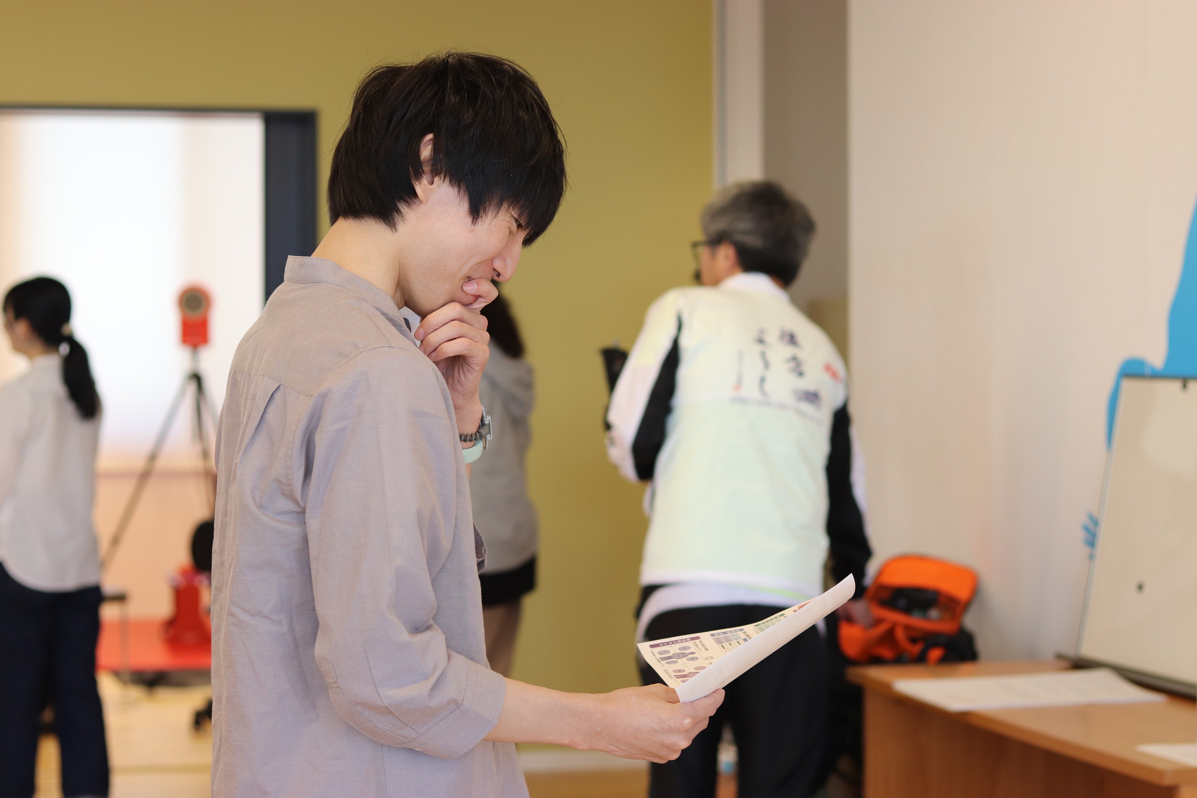 健康測定の結果を見る社員